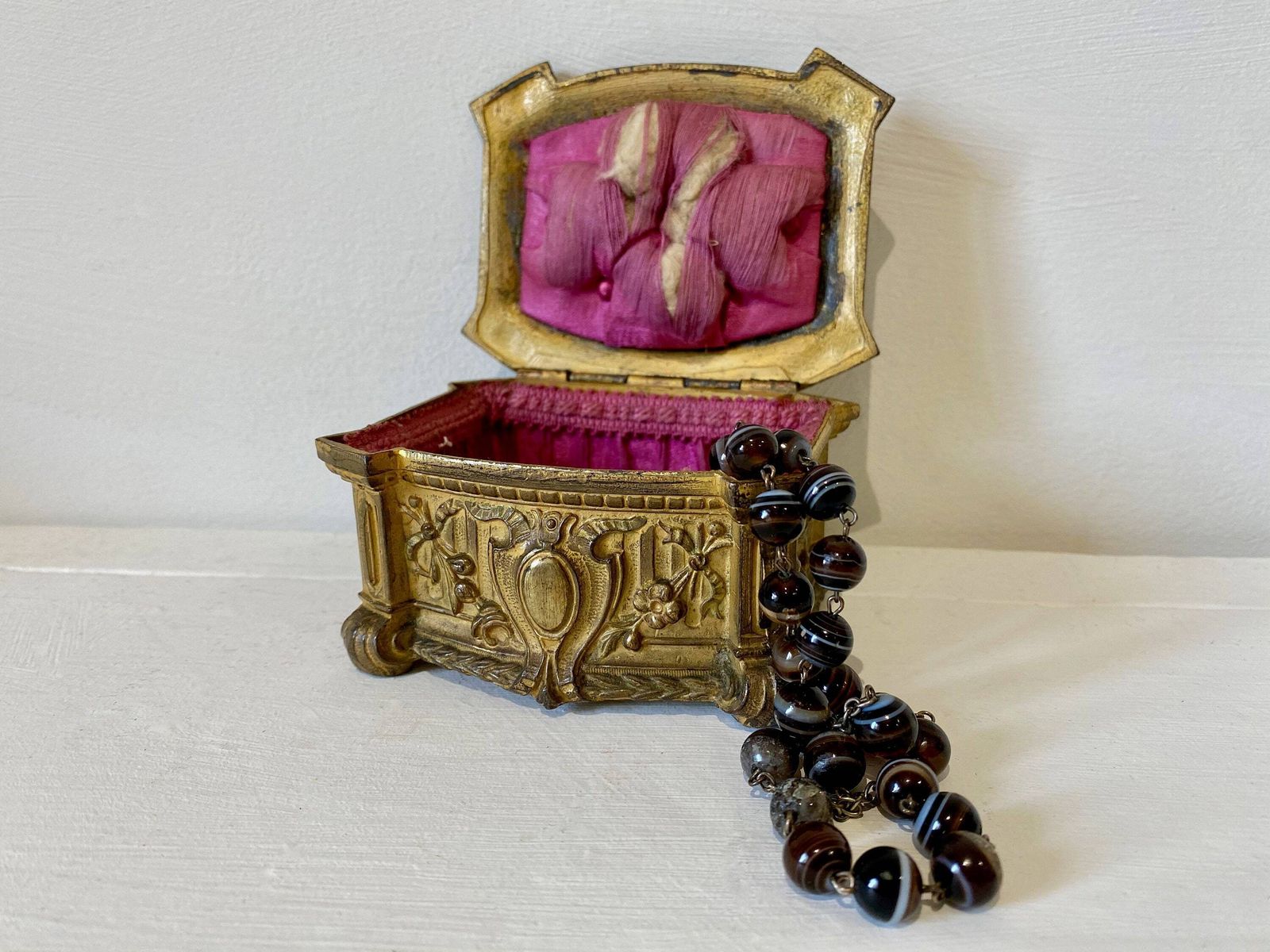 Boîte à bijoux d'époque en régule, Napoléon III, intérieur en soie capitonnée