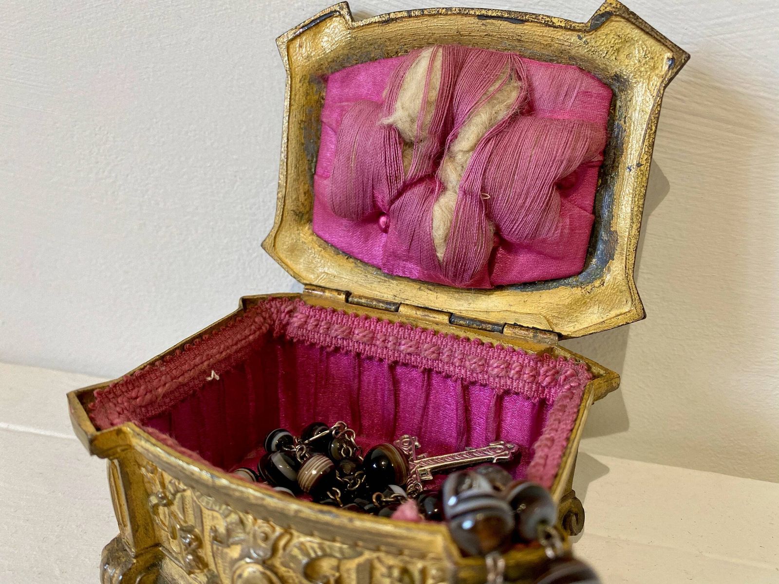 Boîte à bijoux d'époque en régule, Napoléon III, intérieur en soie capitonnée photo Décoration