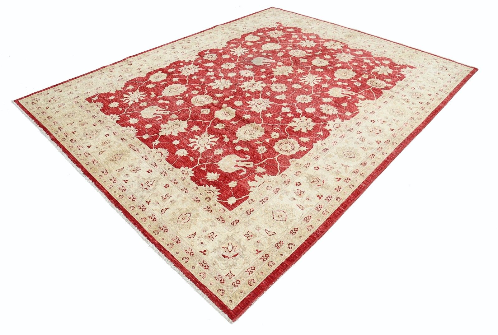 Tapis de sol turc noué à la main, motif floral, fond rouge et bordure ivoire, 2,39 x 3,13 m photo for sale