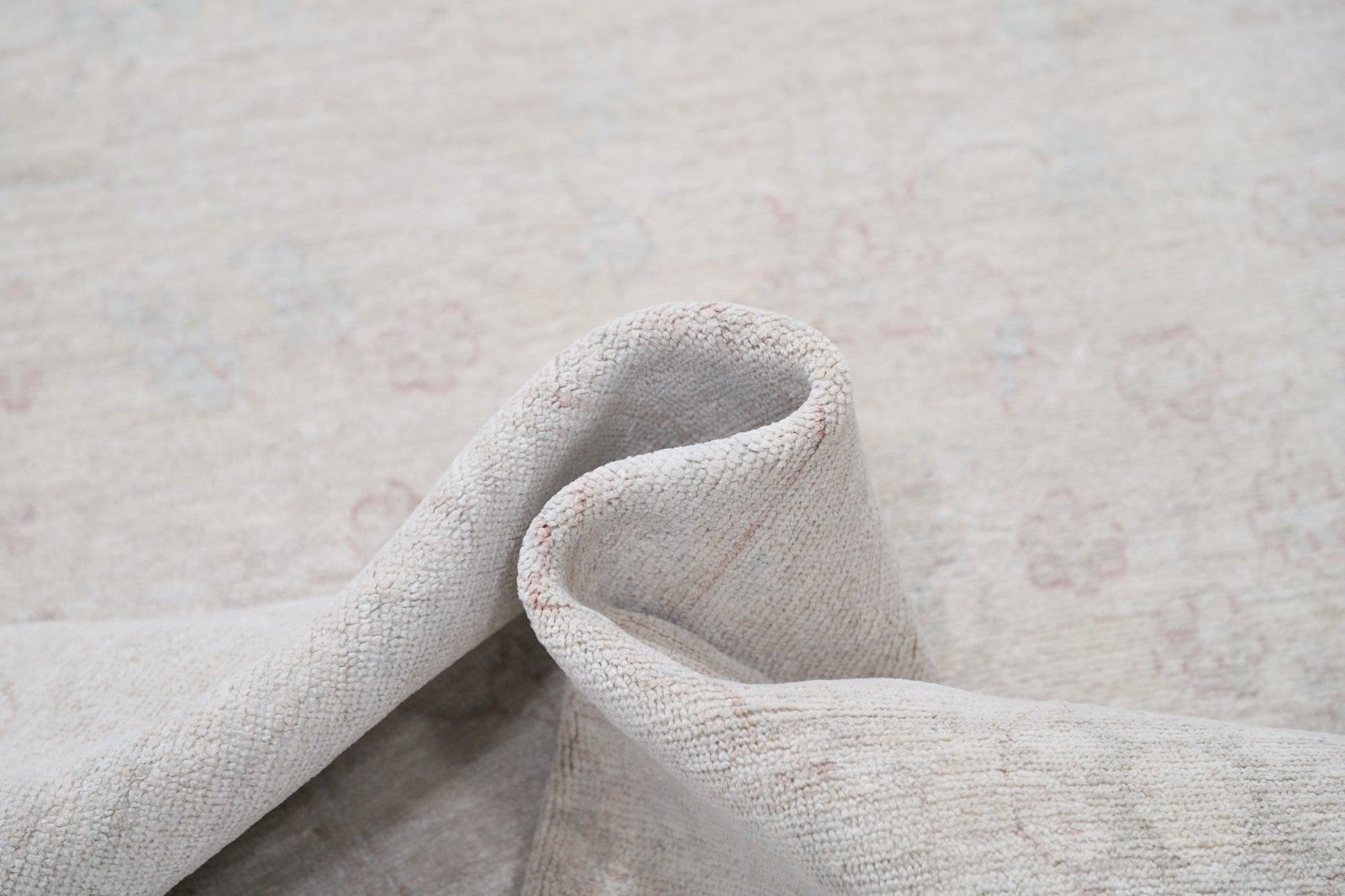 Handgeknoopt groot vloerkleed 244 x 300 cm voor de woonkamer. Beige wollen tapijt photo vinterior