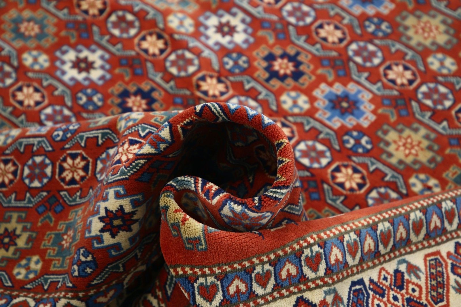 Tapis à motifs géométriques tribaux noué à la main, en rouge rouille, bleu marine et beige, 2,27 x 3,08 m photo vinterior