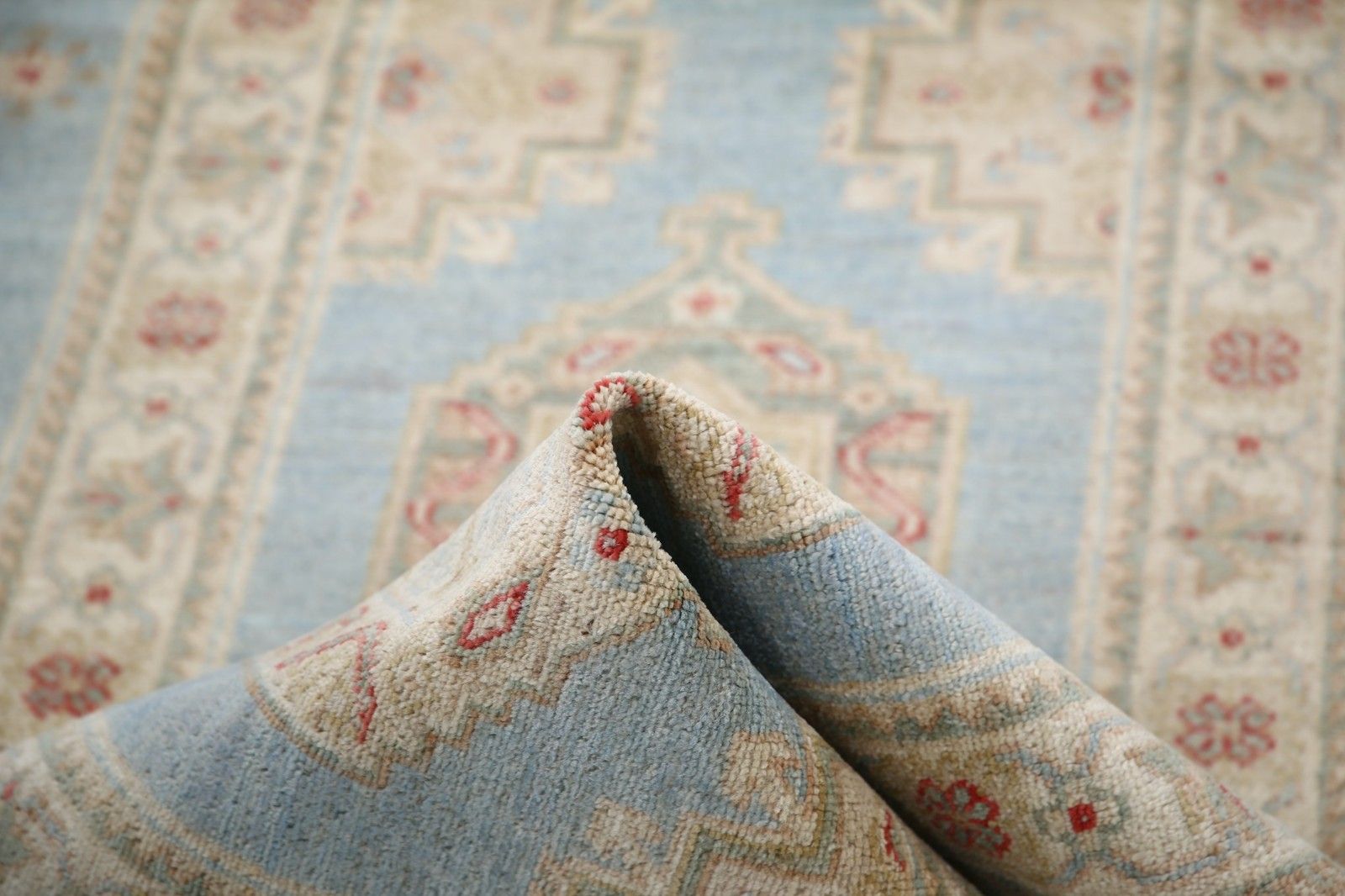 2,7x8 ft lichtblauw, beige, rood loperkleed. Handgeknoopt gangkleed. Keukenkleed photo vinterior