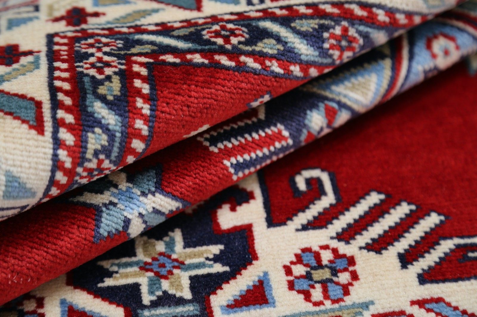 Tapis d'accent tribal noué à la main, rouge, bleu marine, ivoire et bleu clair, 97 x 150 cm photo vinterior