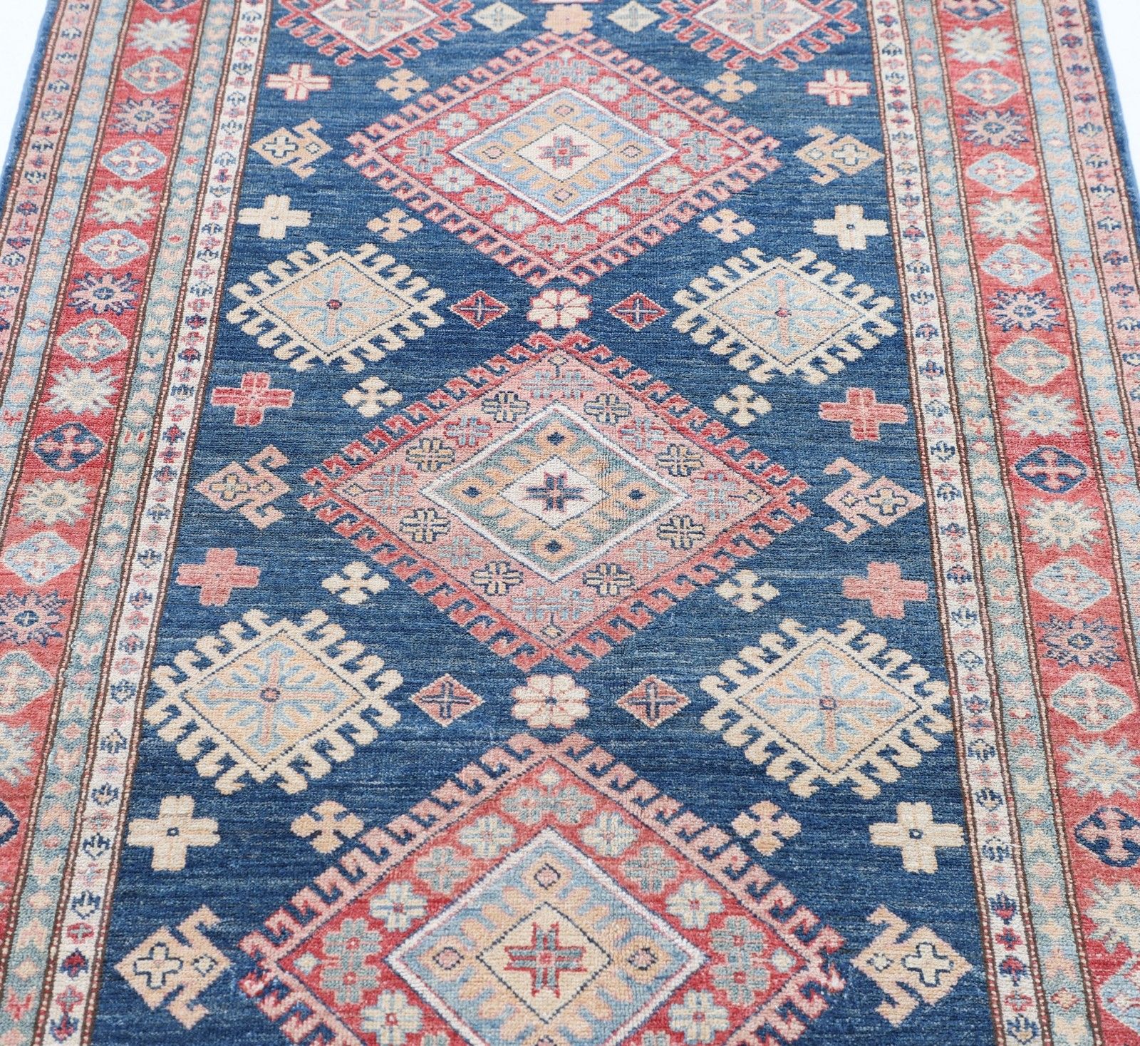 Tapis en laine noué à la main, bleu marine, rouge et ivoire, à motif géométrique - 1,07 x 1,94 m photo for sale