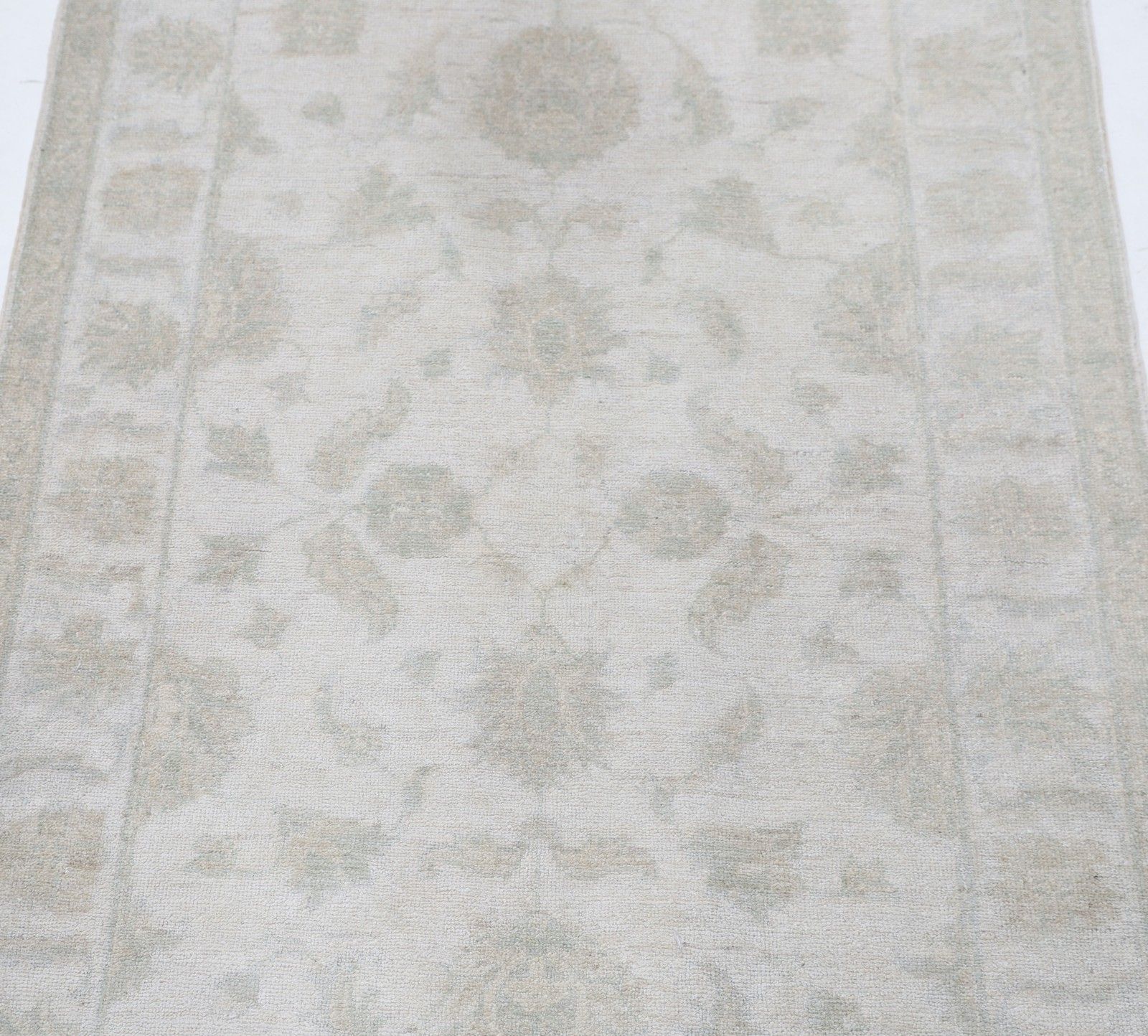 Tapis d'appoint traditionnel noué à la main 3 x 4,7 pi, pour entrée. Tapis de chevet beige photo for sale