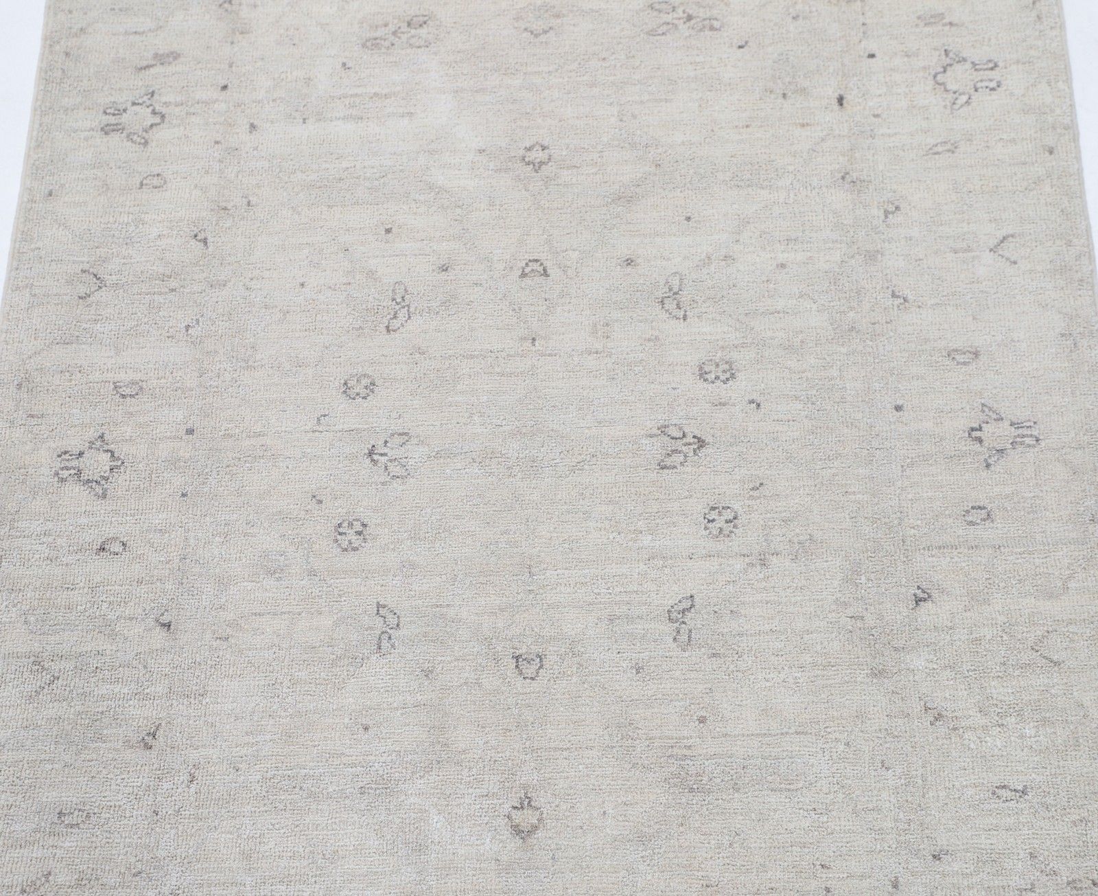 Tapis d'appoint turc traditionnel noué à la main, 3 x 4,8 pi. Tapis en laine aux tons neutres photo for sale