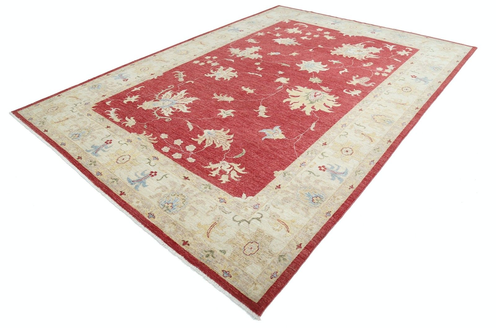 Grand tapis à motifs floraux noué à la main, champ rouge et bordure ivoire, 2,49 x 3,43 m photo for sale