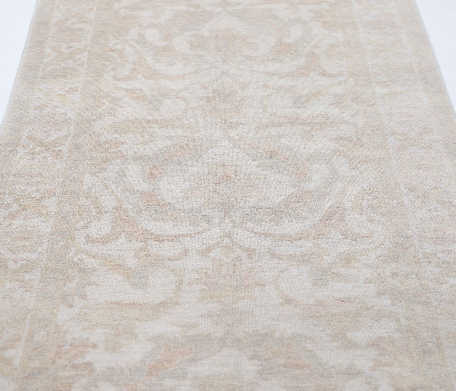 Tapis de couloir fleuri 4 x 13 pi. Tapis de cuisine beige. Tapis de couloir turc photo for sale