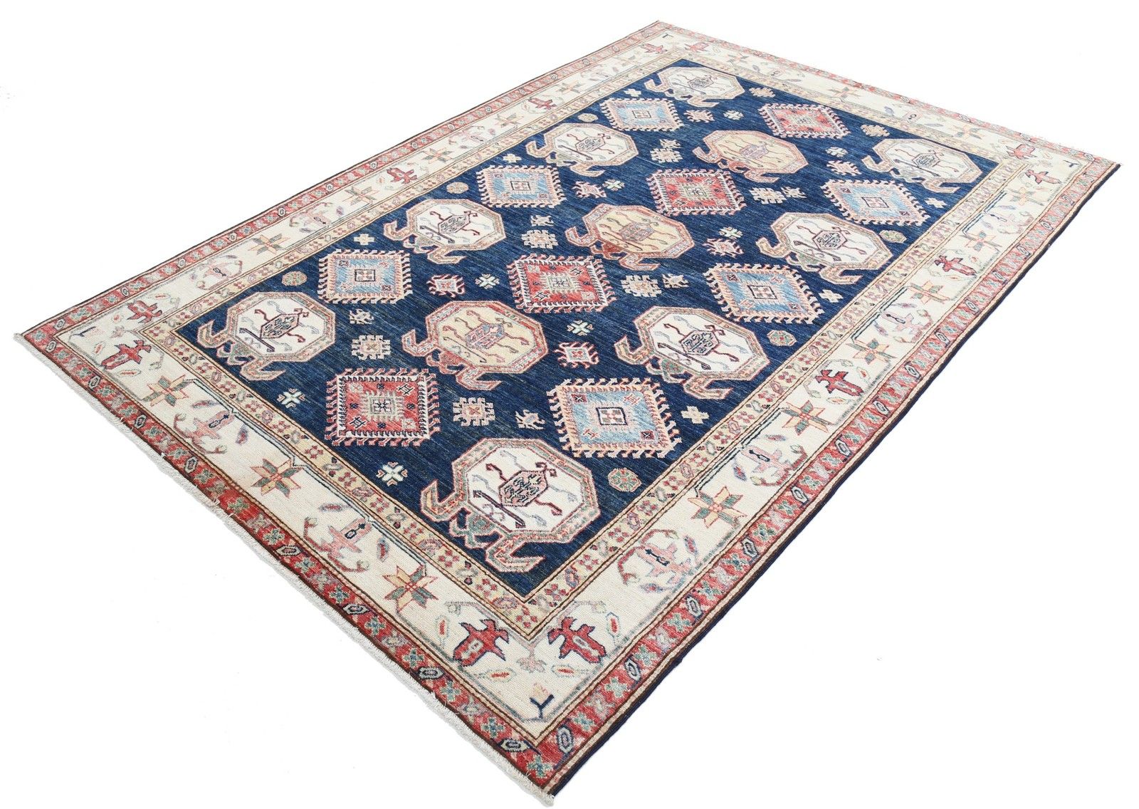 Tapis noué à la main bleu marine, rouge et ivoire à motif géométrique, 1,71 x 2,44 m photo for sale