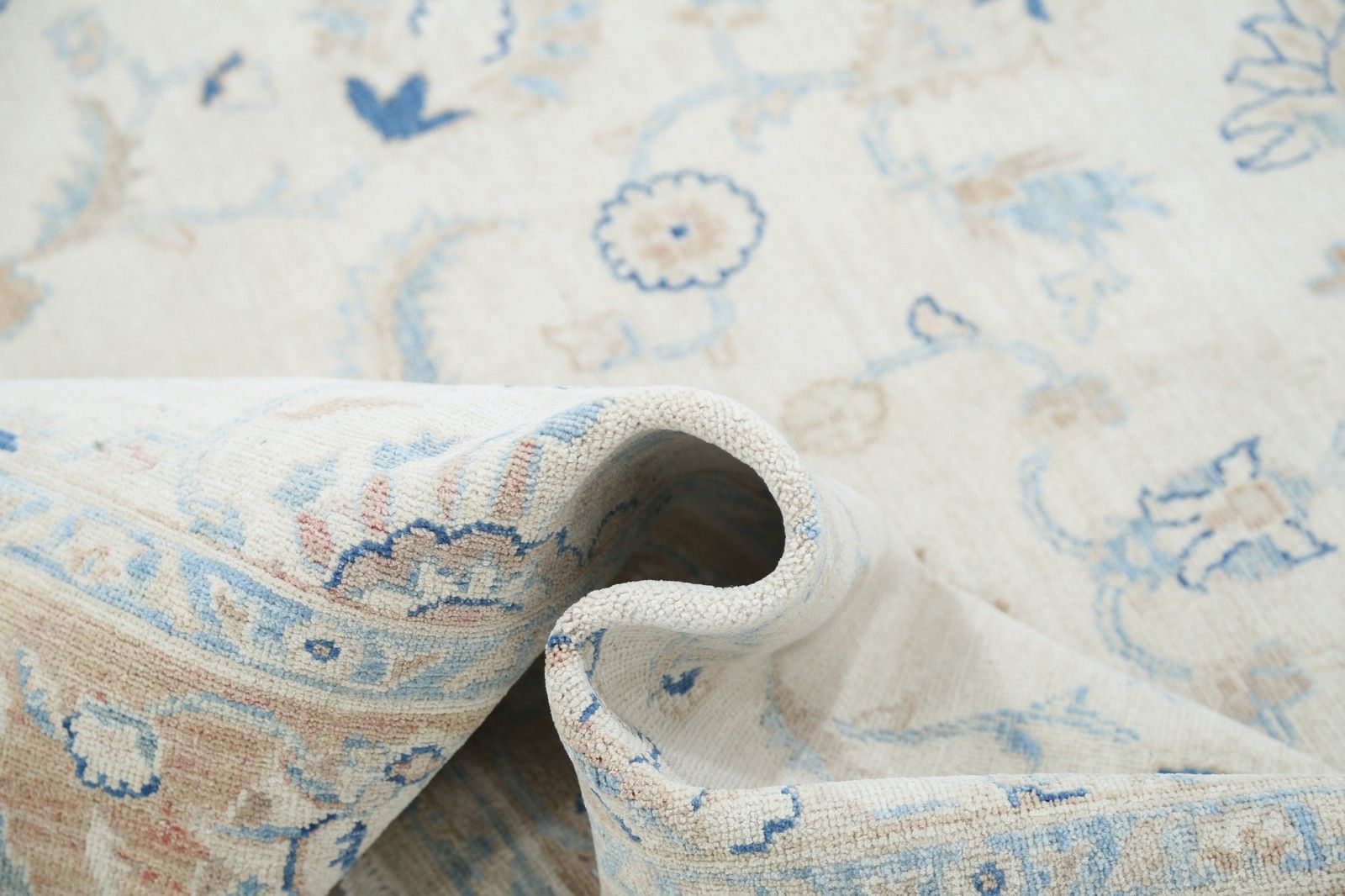 Tapis en laine noué à la main, motif floral sur toute la surface, 1,88 x 2,44 m. Tapis Oushak beige photo vinterior