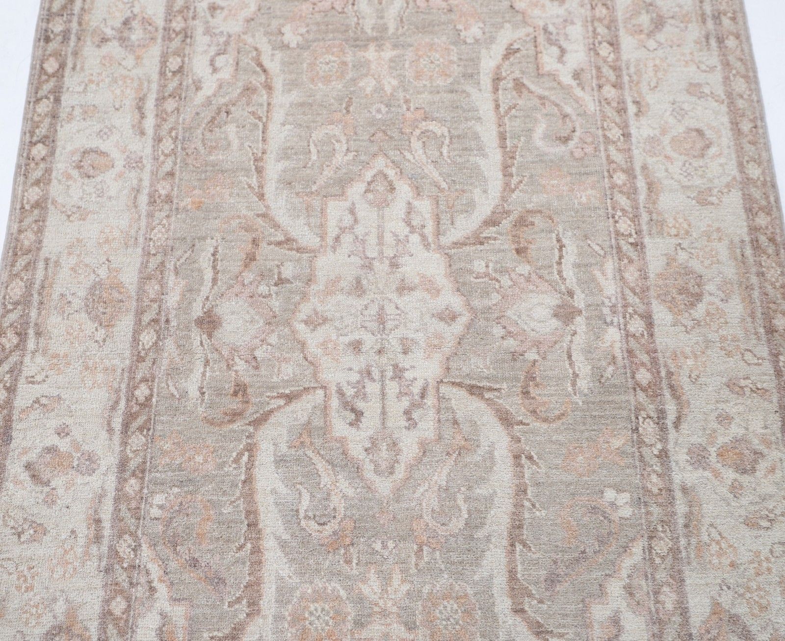 Tapis d'appoint traditionnel noué à la main, 3 x 4,6 pi. Tapis en laine à motifs floraux dans des tons doux photo for sale