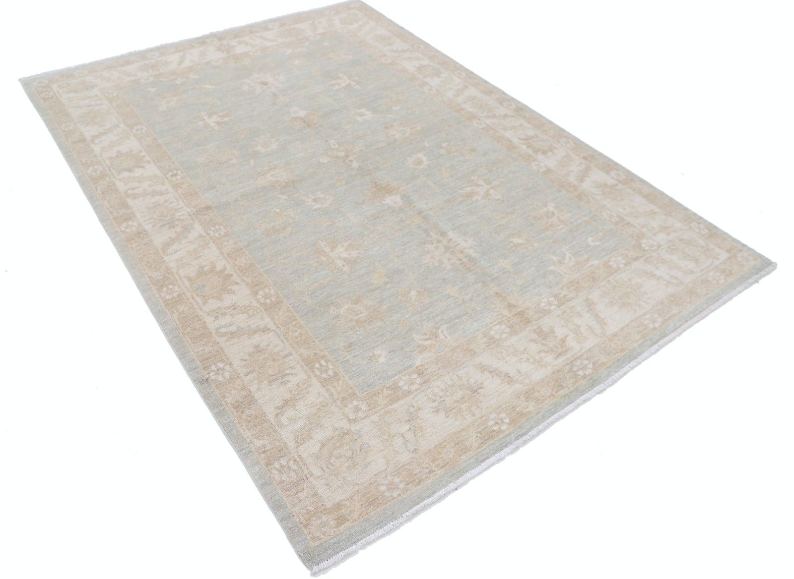 Tapis à motifs floraux noué à la main, champ bleu clair et bordure ivoire, 1,71 x 2,34 m photo furniture