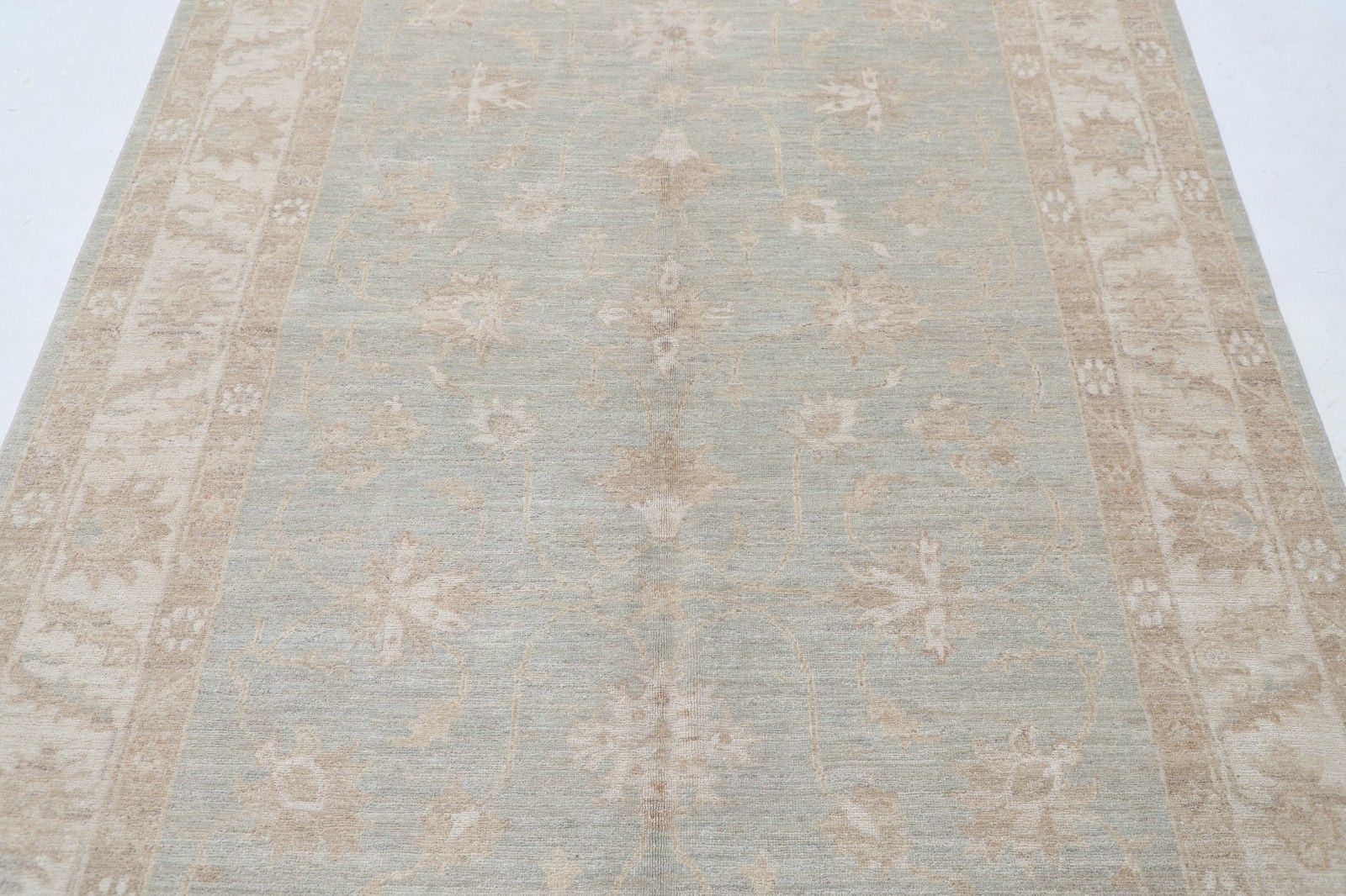 Tapis à motifs floraux noué à la main, champ bleu clair et bordure ivoire, 1,71 x 2,34 m photo for sale