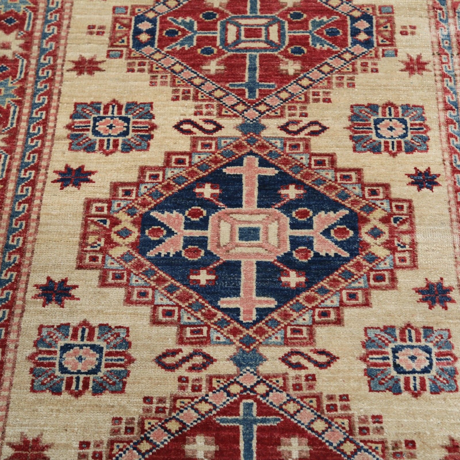 Tapis en laine noué à la main, ivoire, rouge et bleu, 0,69 x 1,22 m. Motif médaillon géométrique photo Textiles