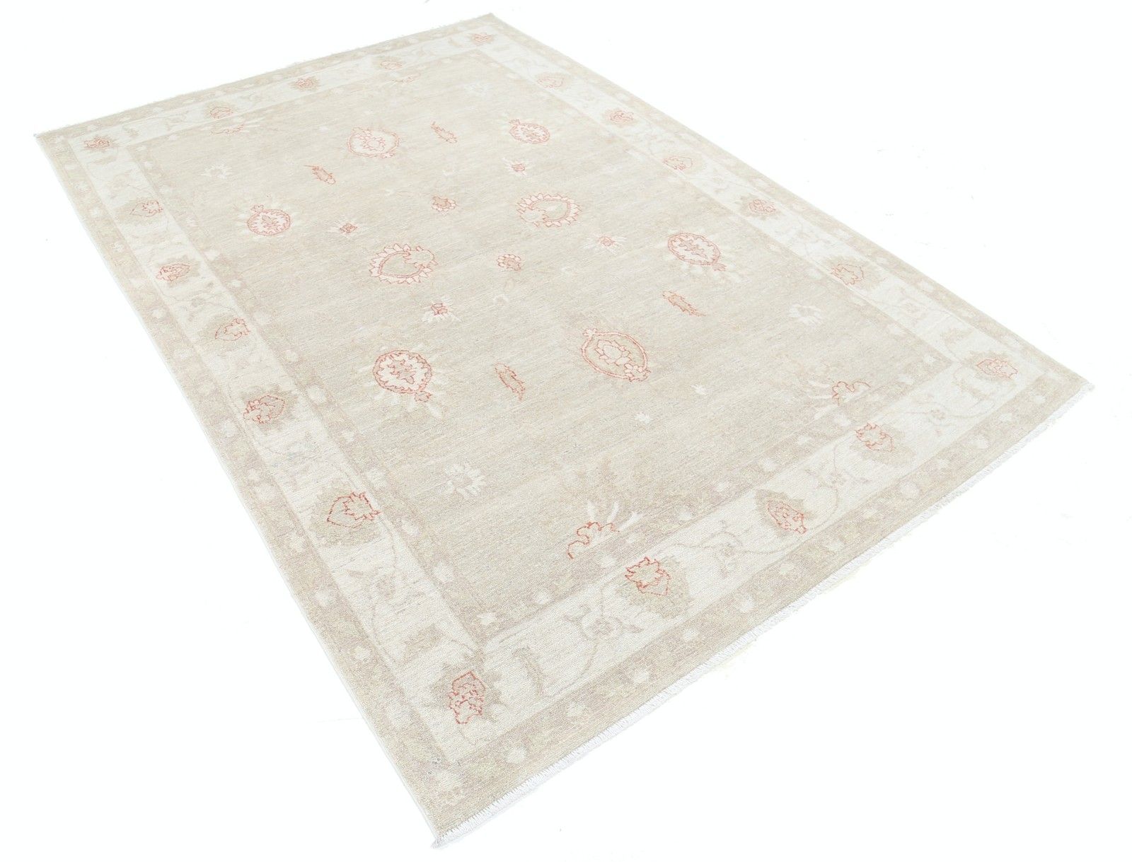 Tapis artisanal turc noué à la main 170 x 240 cm. Tapis en laine 100 % aux tons doux photo furniture