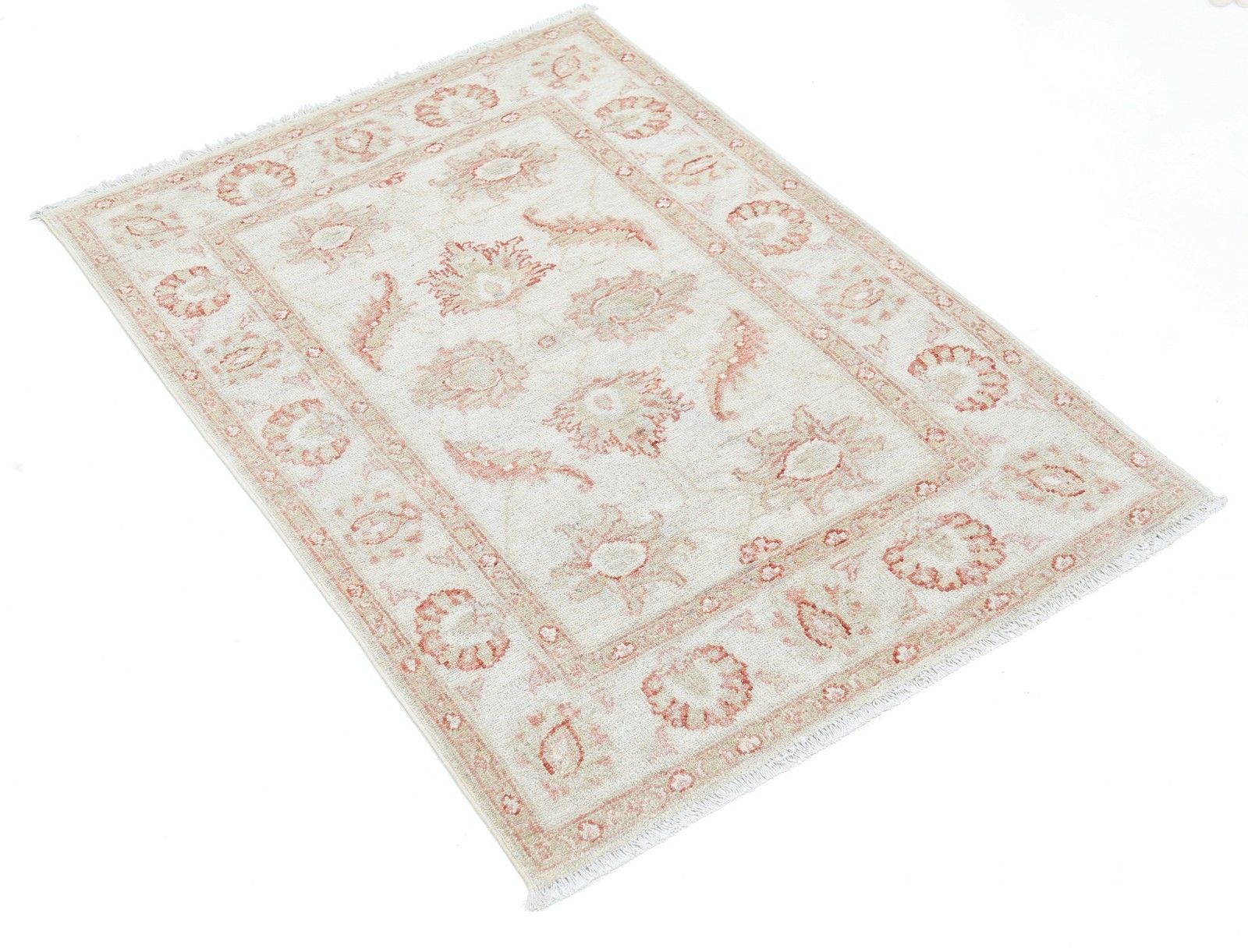 Tapis Oushak beige noué à la main, motif floral sur toute la surface, 82 x 112 cm. 100 % laine photo furniture