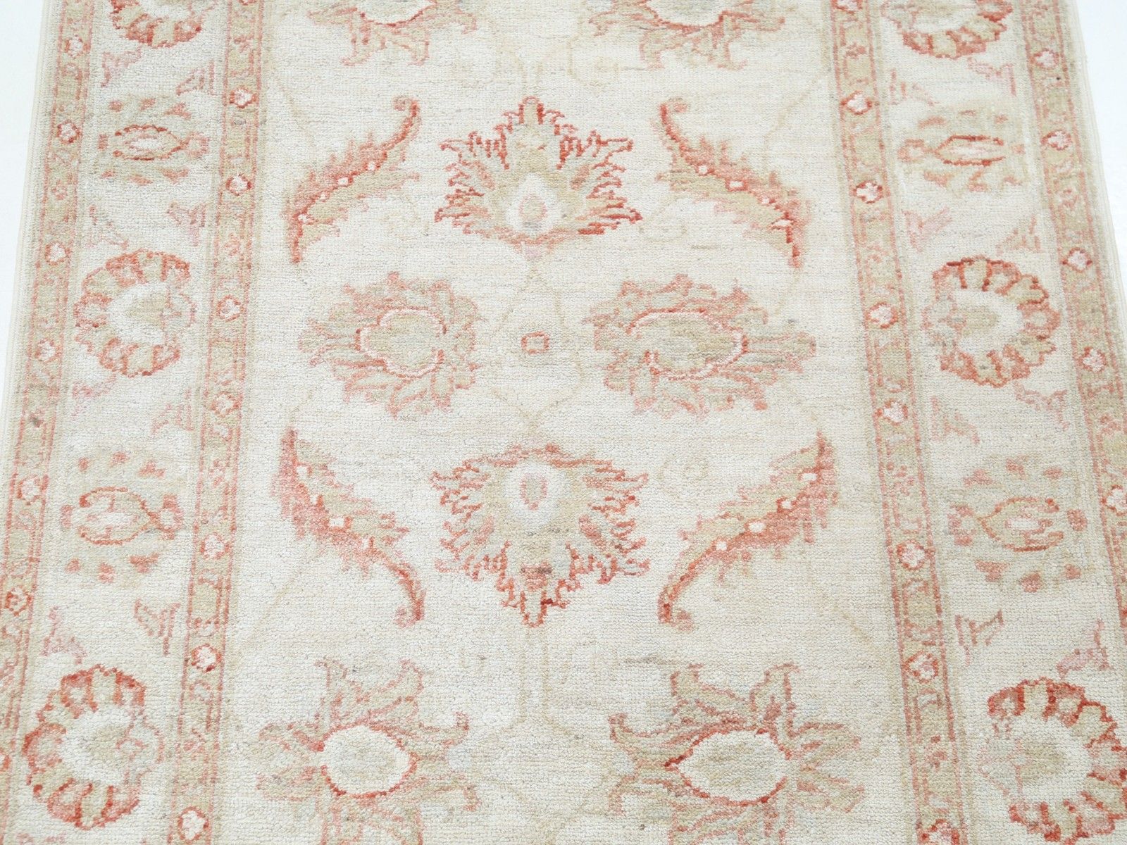 Tapis Oushak beige noué à la main, motif floral sur toute la surface, 82 x 112 cm. 100 % laine photo for sale