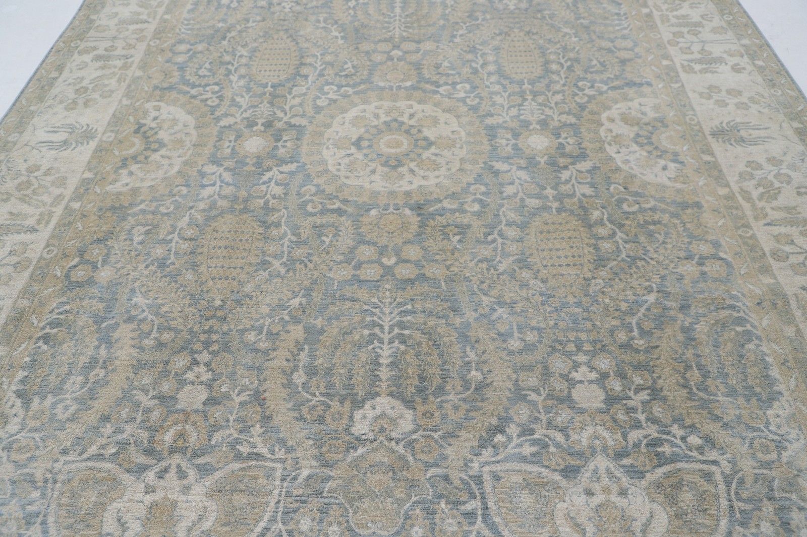 Tapis noué à la main bleu clair et ivoire, 8,6 x 12,3 ft. Tapis à motif floral traditionnel photo for sale
