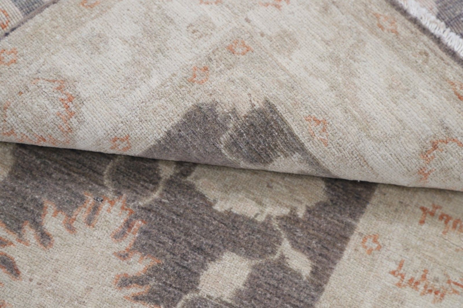 Tapis turc noué à la main, motif floral, coloris gris et beige, 0,79 x 1,15 m. 100 % laine photo Textiles
