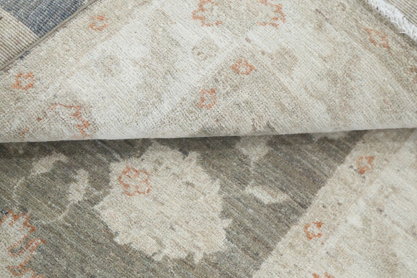 Tapis turc noué à la main, motif floral, coloris gris et beige, 0,79 x 1,15 m. 100 % laine photo vinterior