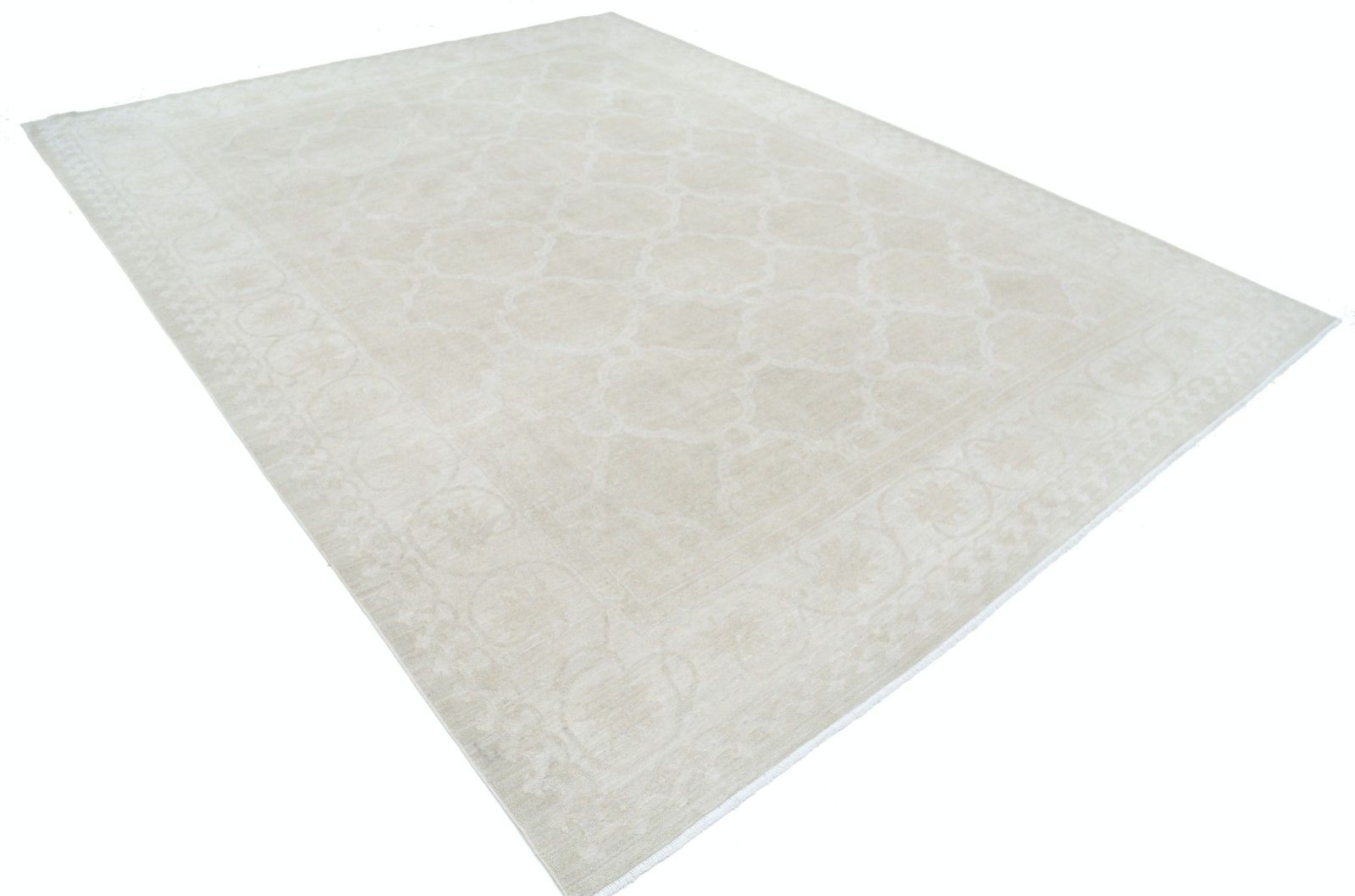 Handgeknoopt groot vloerkleed 275 x 360 cm voor de woonkamer. Beige wollen tapijt photo furniture