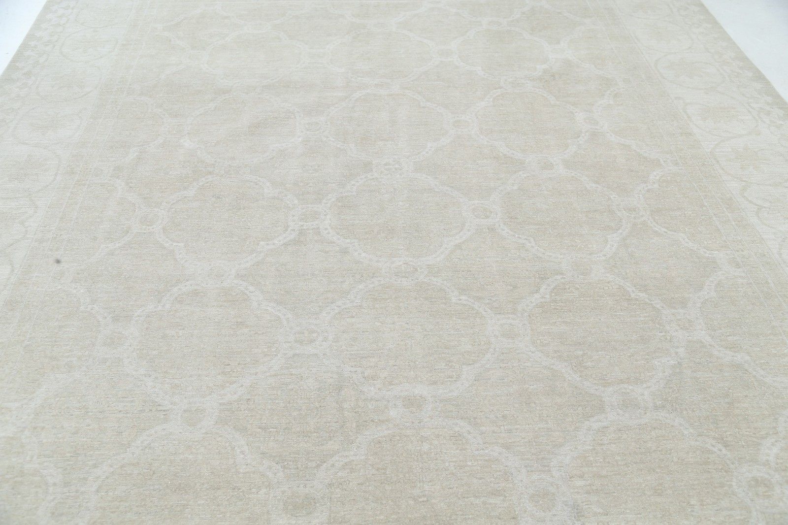 Handgeknoopt groot vloerkleed 275 x 360 cm voor de woonkamer. Beige wollen tapijt photo for sale
