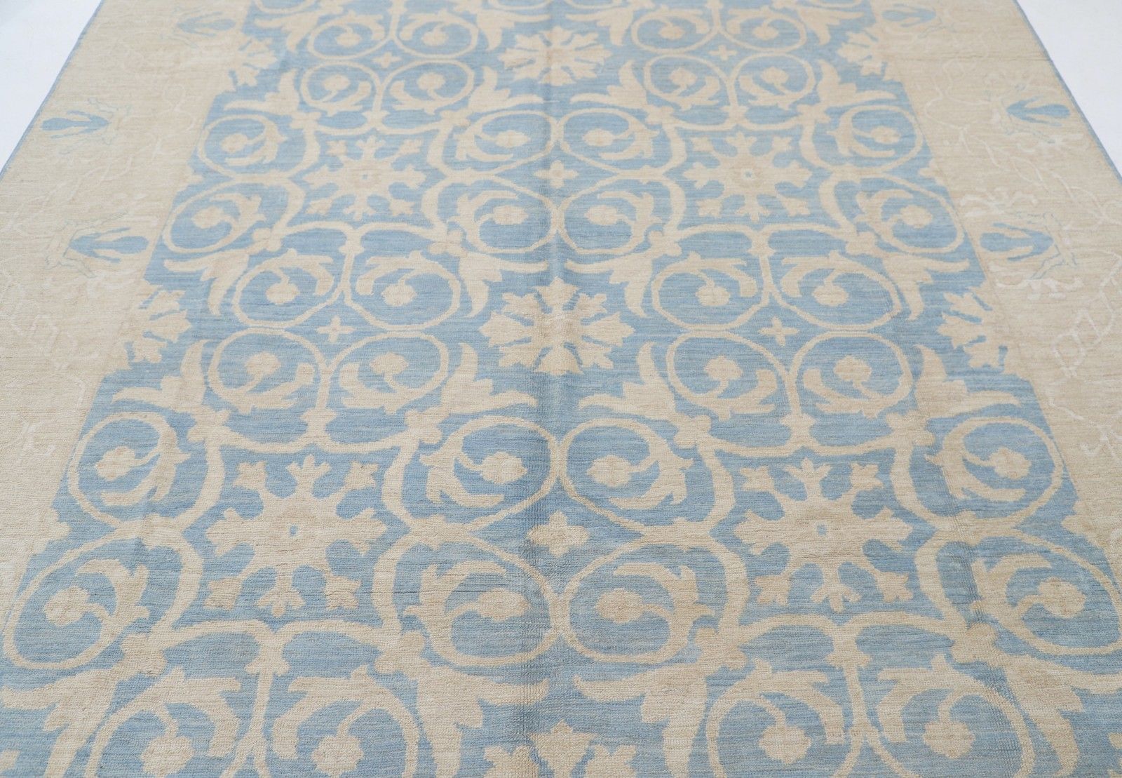 Tapis en laine noué à la main, bleu clair et ivoire, motif damassé - 2,34 x 2,88 m photo for sale
