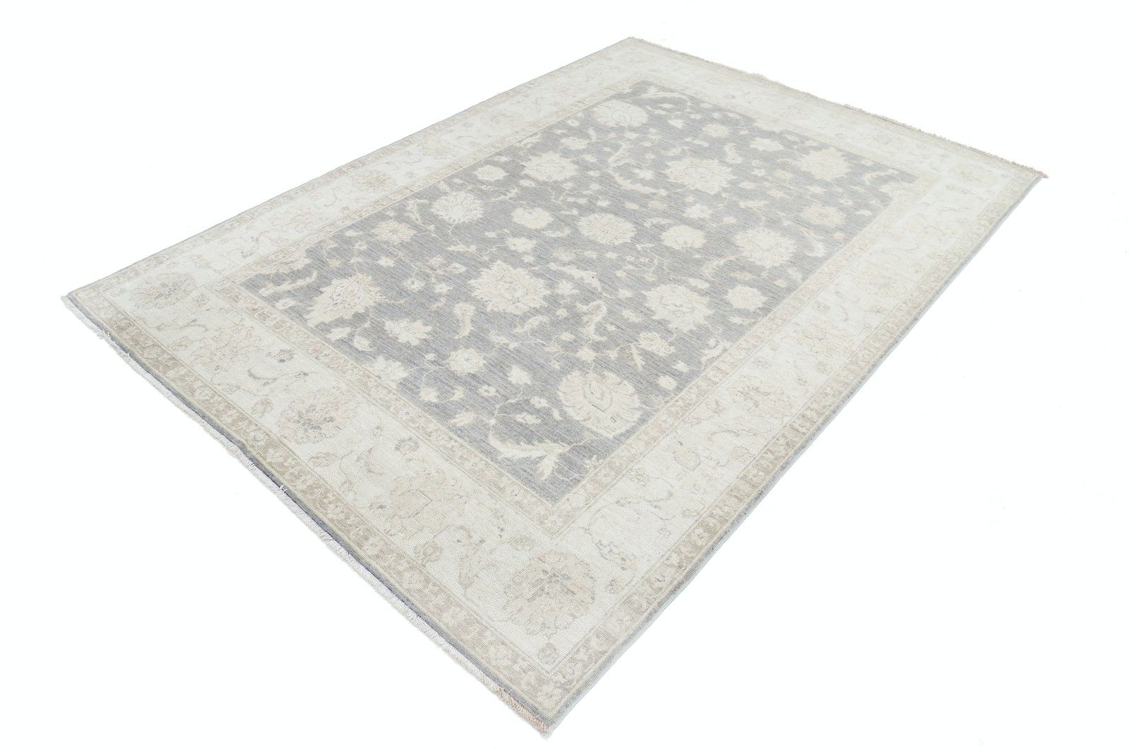 Handgeknoopt Bloemen Turks Vloerkleed 180 x 250 cm met Grijs Veld en Beige Rand photo for sale
