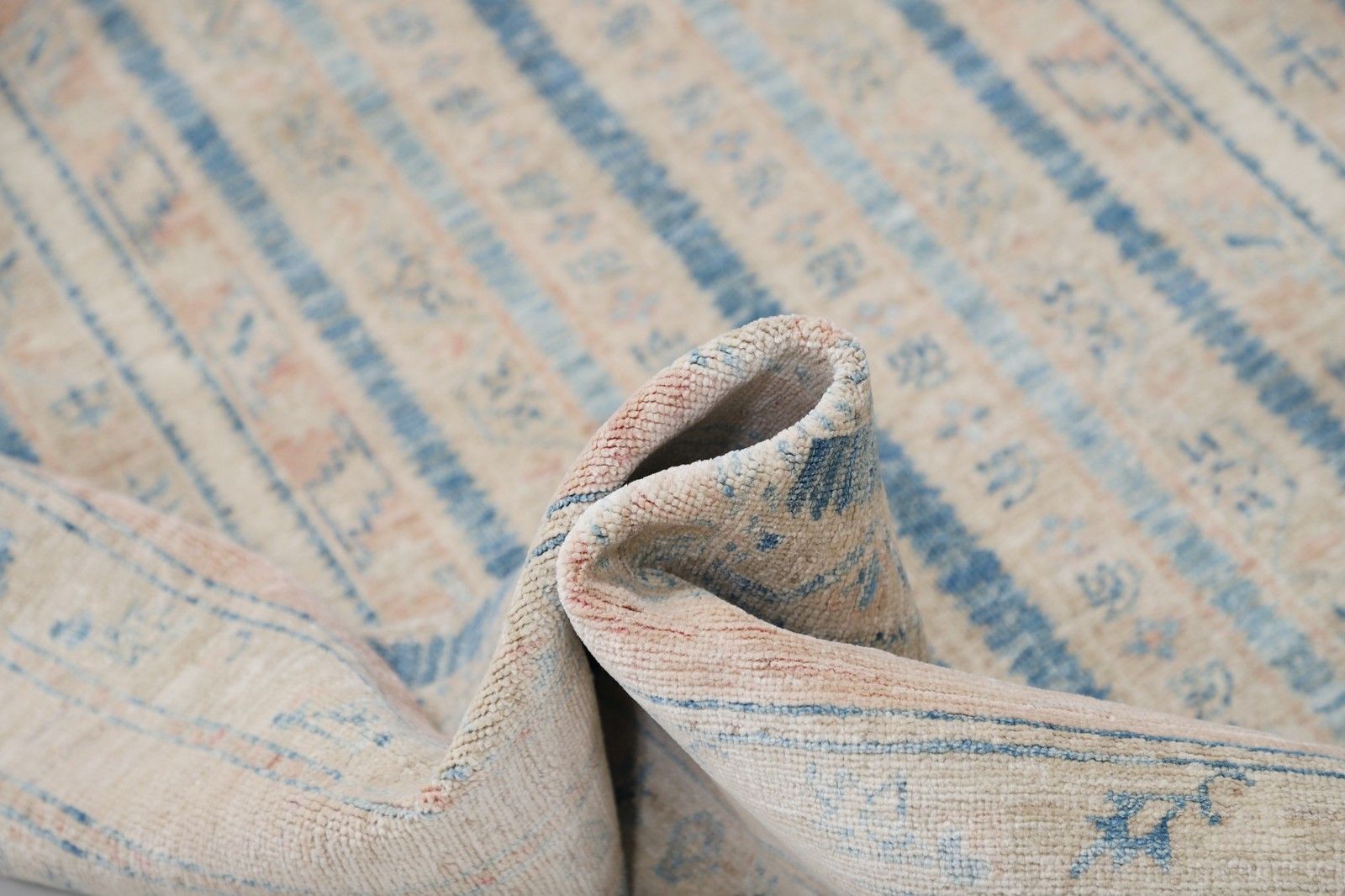 Tapis noué à la main, bleu clair et beige, à motif géométrique rayé - 1,70 x 2,35 m photo Textiles