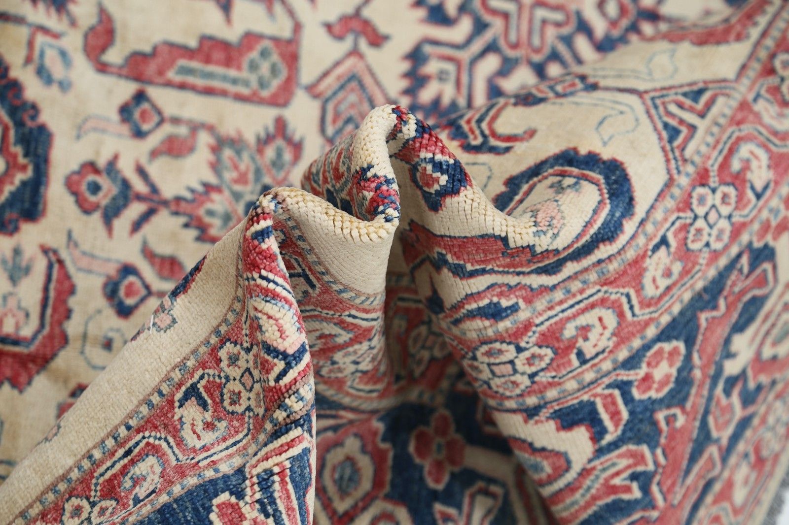 Tapis noué à la main rouge, bleu marine et ivoire à motif floral, 2,6 x 3,5 m photo vinterior