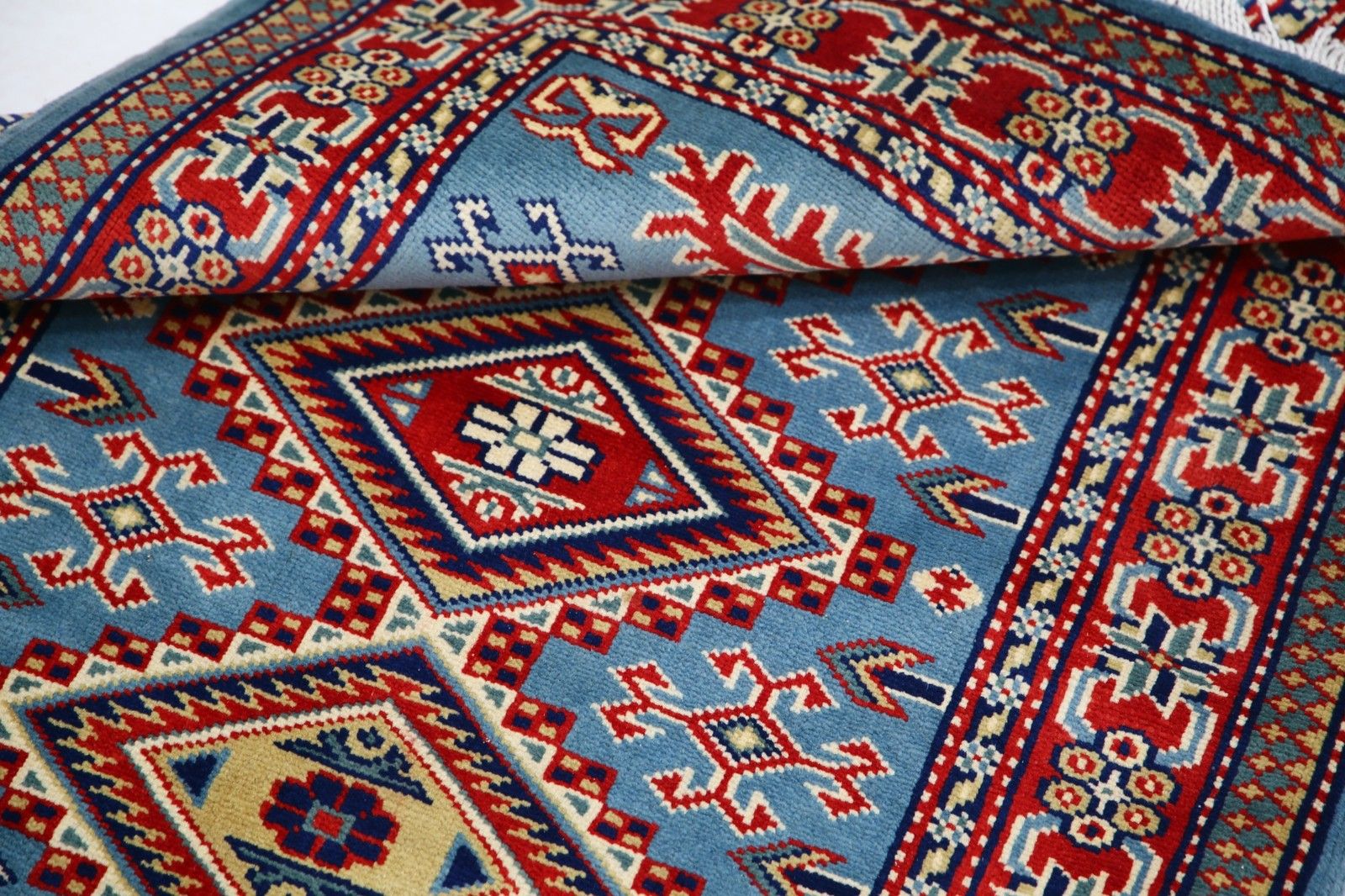 2x3 ft handgemaakt wollen vloerkleed in lichtblauw, rood en ivoor. Geometrisch medaillonmotief photo vinterior