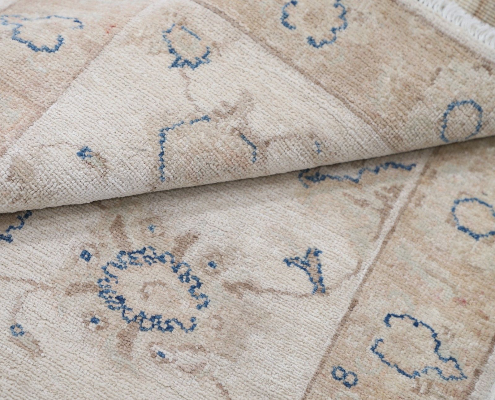 Tapis Oushak noué à la main, motif floral sur fond beige, 74 x 110 cm. 100 % laine photo Textiles