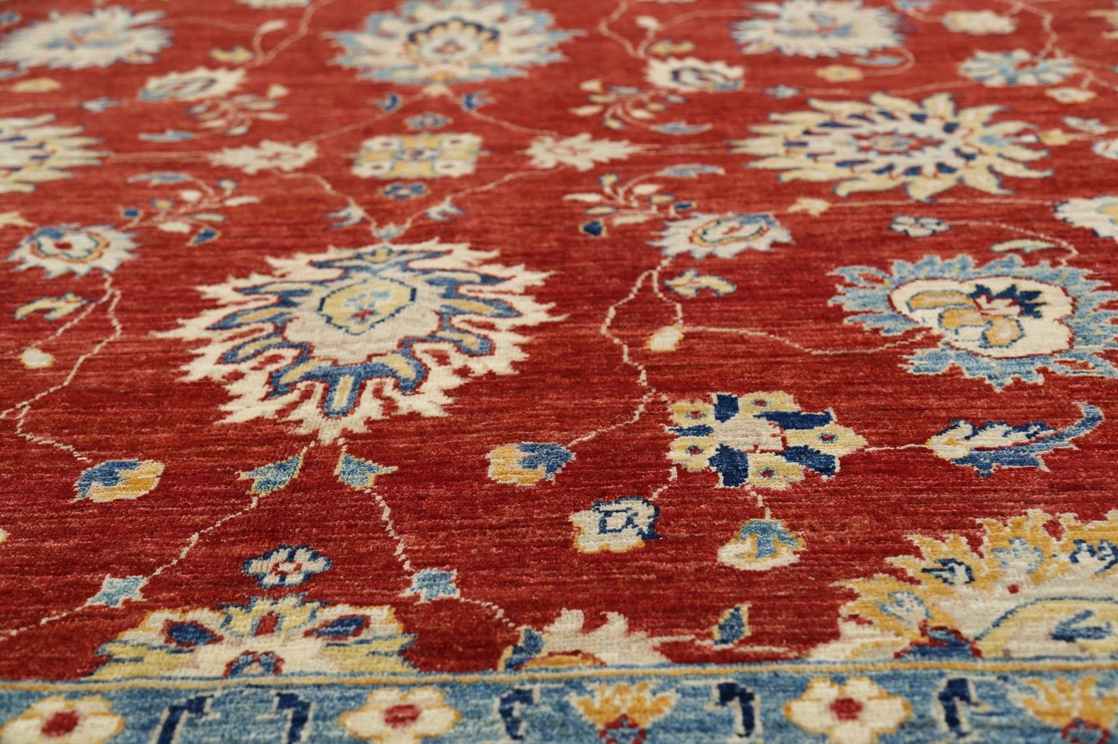 Tapis à motifs floraux noué à la main, 274 x 356 cm, fond rouge et bordure beige. photo 5373.0
