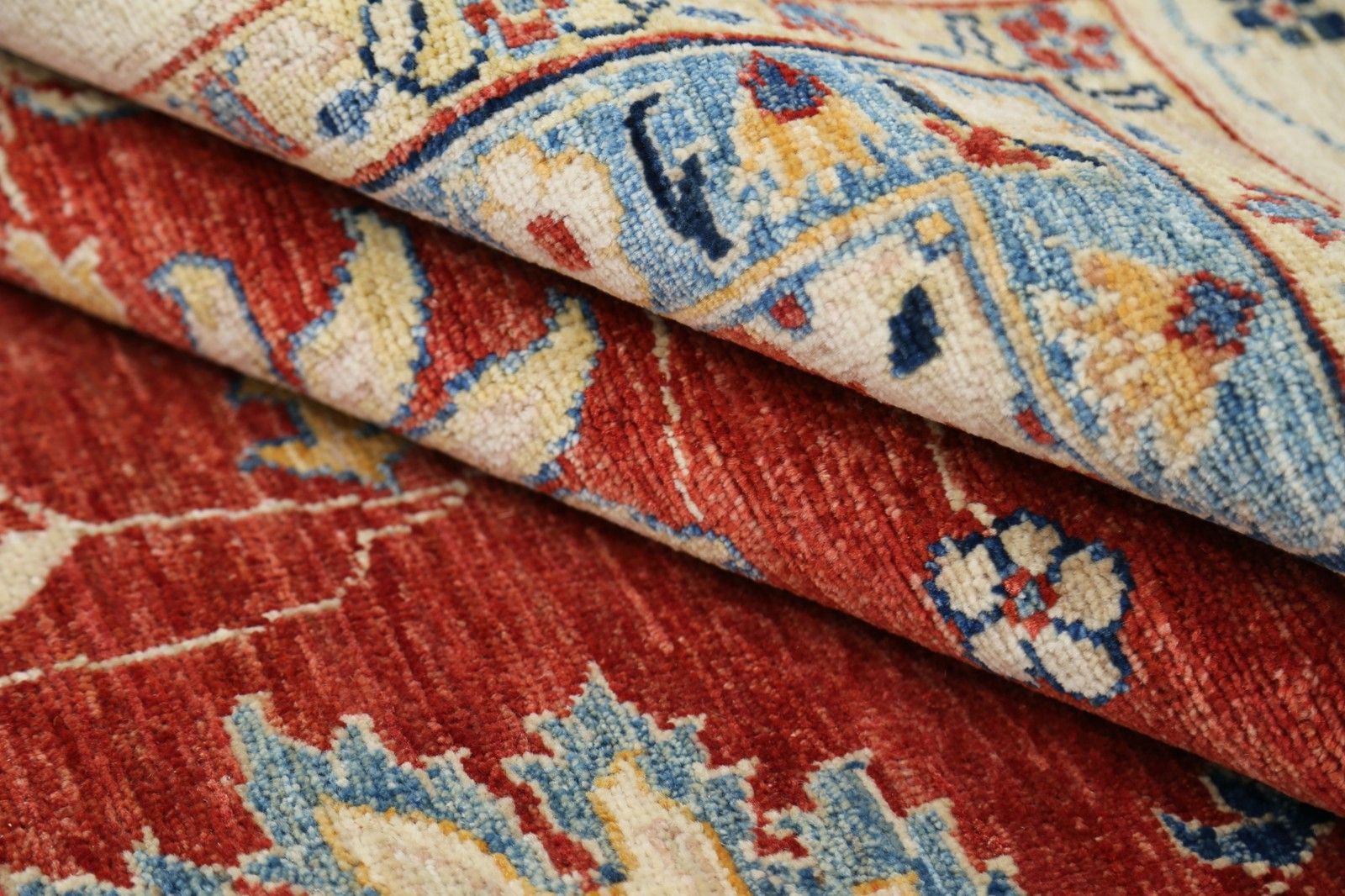 Tapis à motifs floraux noué à la main, 274 x 356 cm, fond rouge et bordure beige. photo vinterior