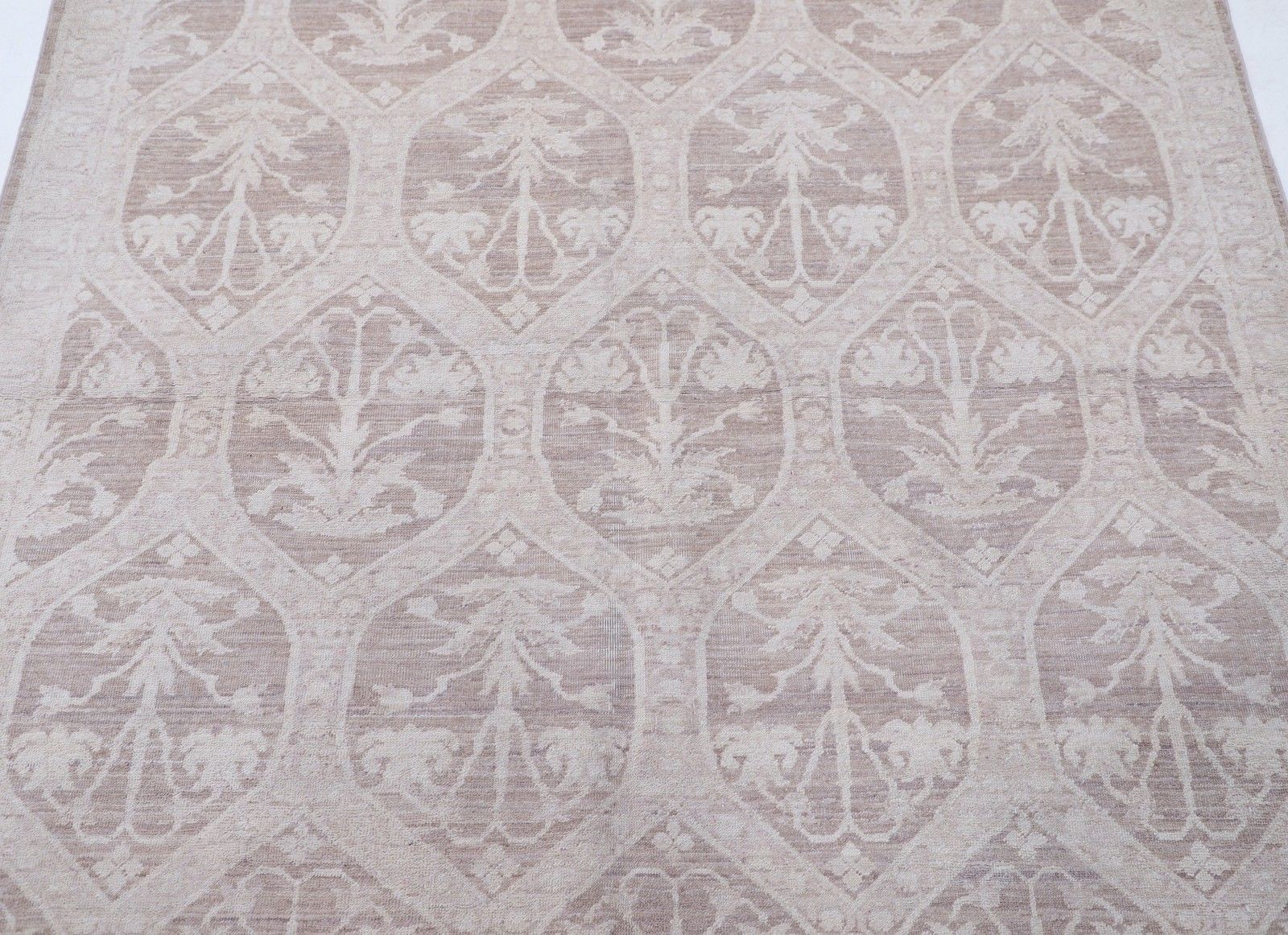 Tapis en laine beige et taupe noué à la main, 4,8 x 4,6 pi. Motif ogive en treillis photo for sale