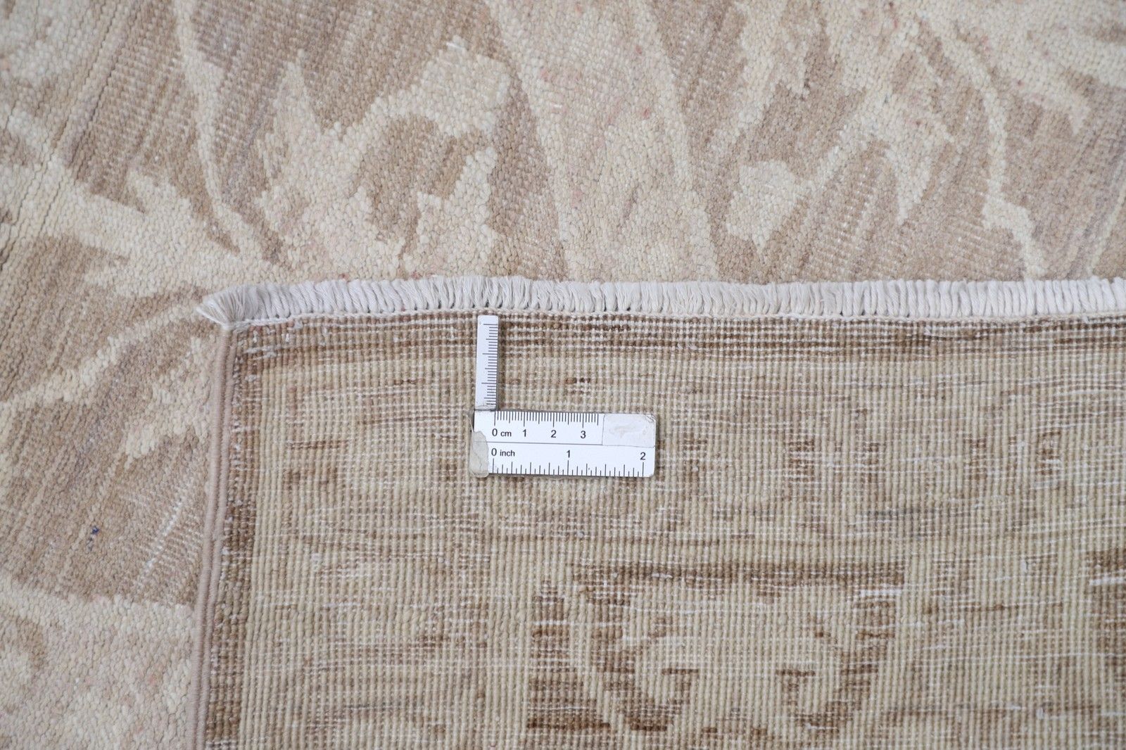 Tapis en laine beige et taupe noué à la main, 4,8 x 4,6 pi. Motif ogive en treillis photo vinterior