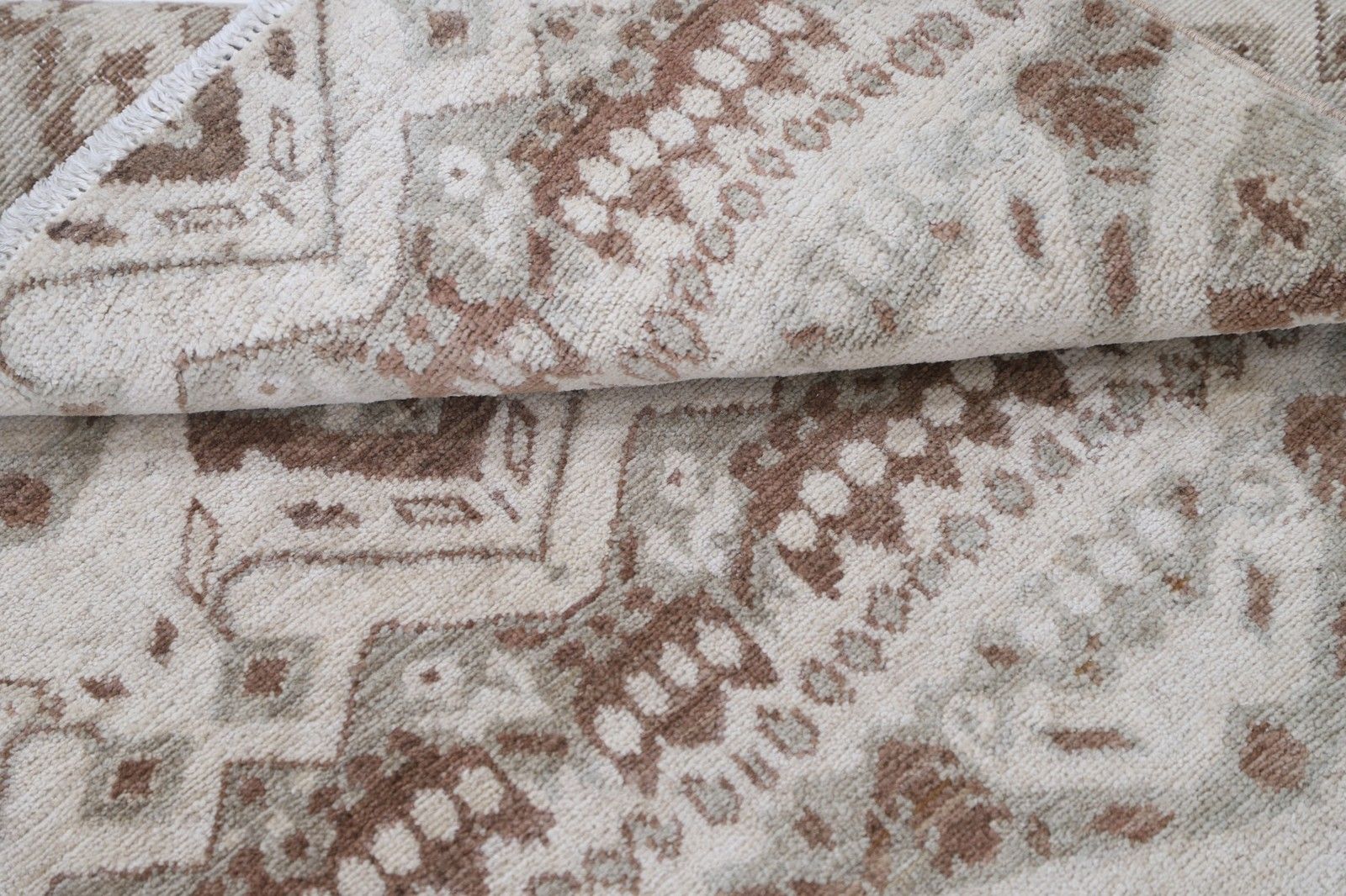 3x3,3 ft handgeknoopt wollen vloerkleed in ivoor en bruin. Accent rug met geometrisch dessin photo Textiel