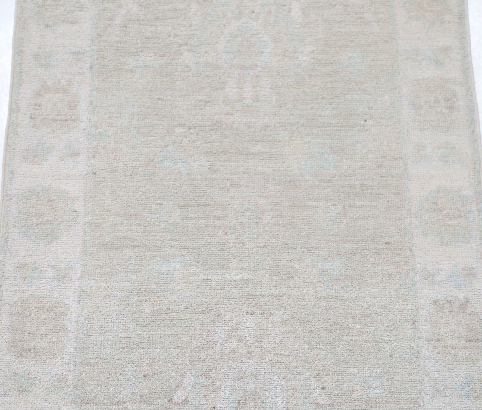 Tapis d'appoint beige noué à la main, motif floral, 61 x 107 cm. 100 % laine photo for sale