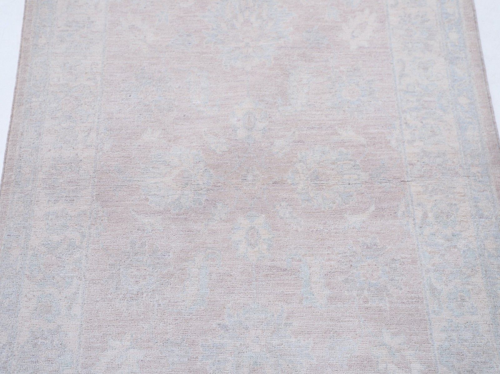 Handgeknoopt Turks vloerkleed 92 x 153 cm in zachte tinten. 100% wol. Beige klein vloerkleed photo for sale