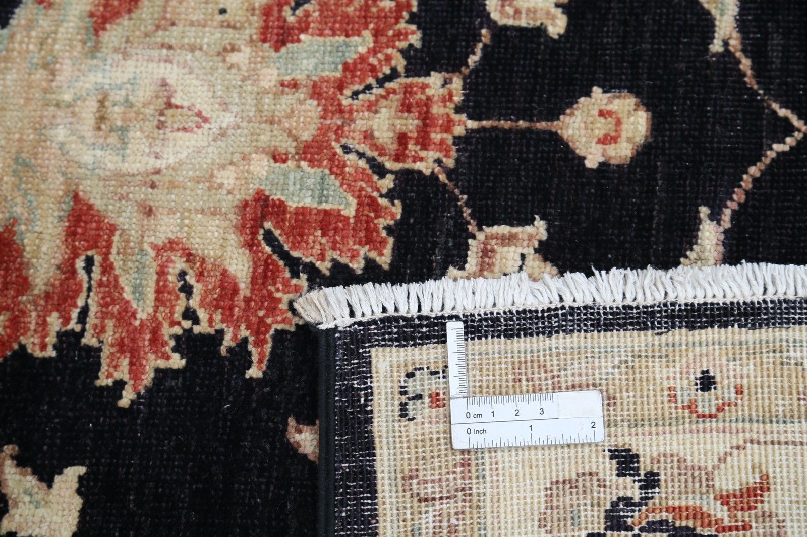 Tapis à motifs floraux noué à la main, fond noir et bordure beige, 170 x 240 cm photo buy