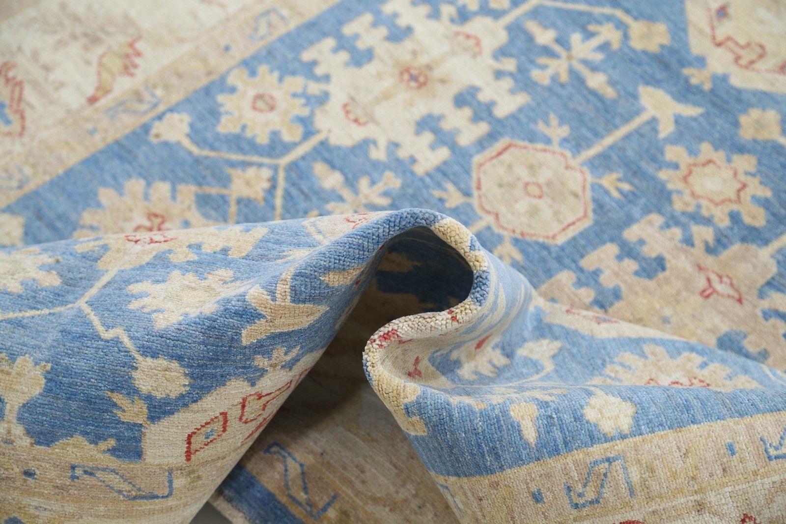 5,5 x 7,8 ft handgeknoopt bloemmotief Oushak vloerkleed in blauw en beige. 100% wol photo vinterior
