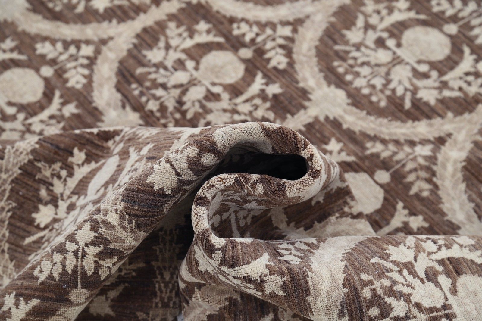 Tapis en laine noué à la main, marron et ivoire, 275 x 361 cm. Tapis à motif botanique répété photo vinterior