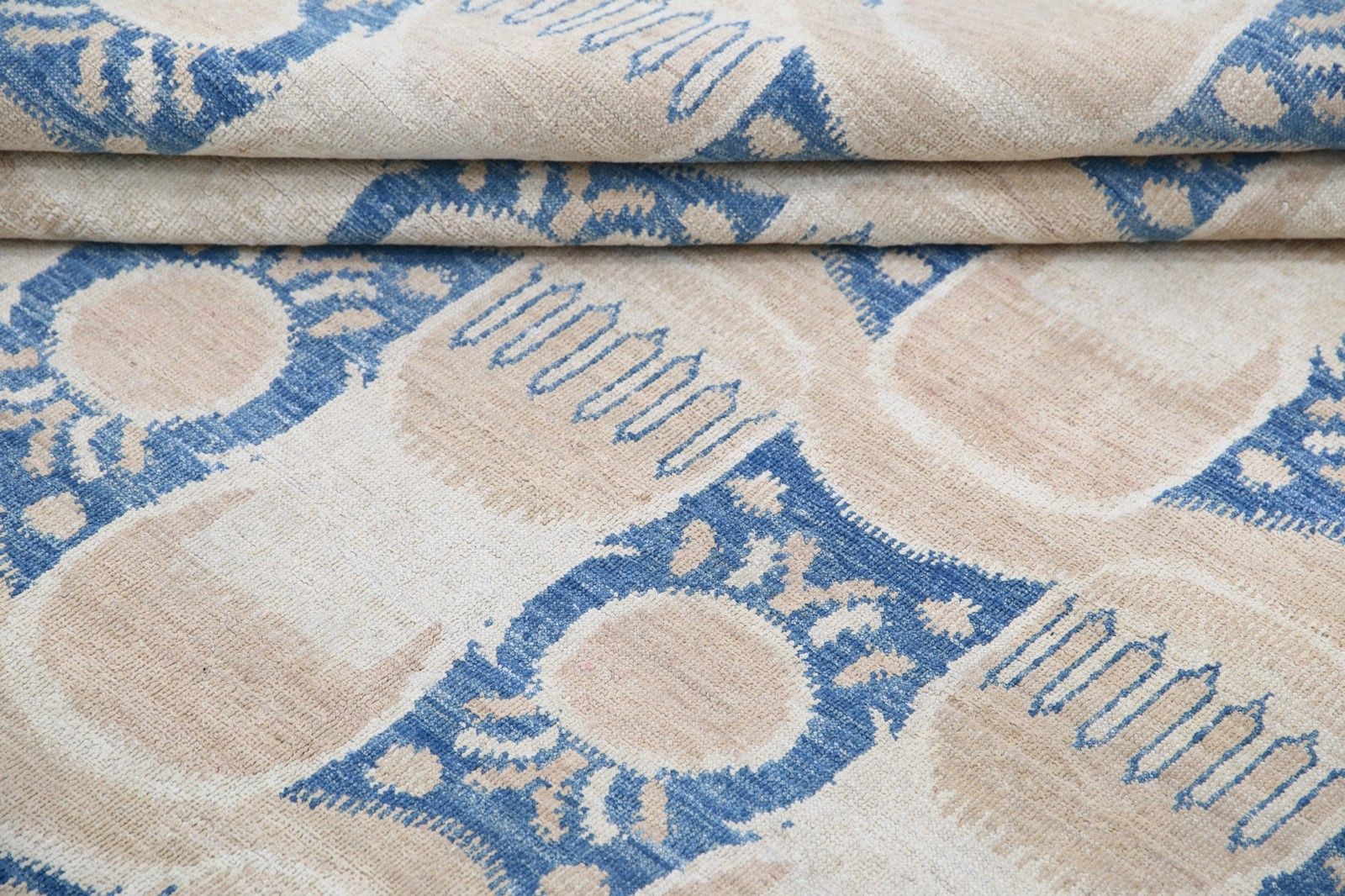 Tapis artisanal beige et bleu clair, 8 x 9,2 pi. Tapis à motif géométrique répété photo for sale