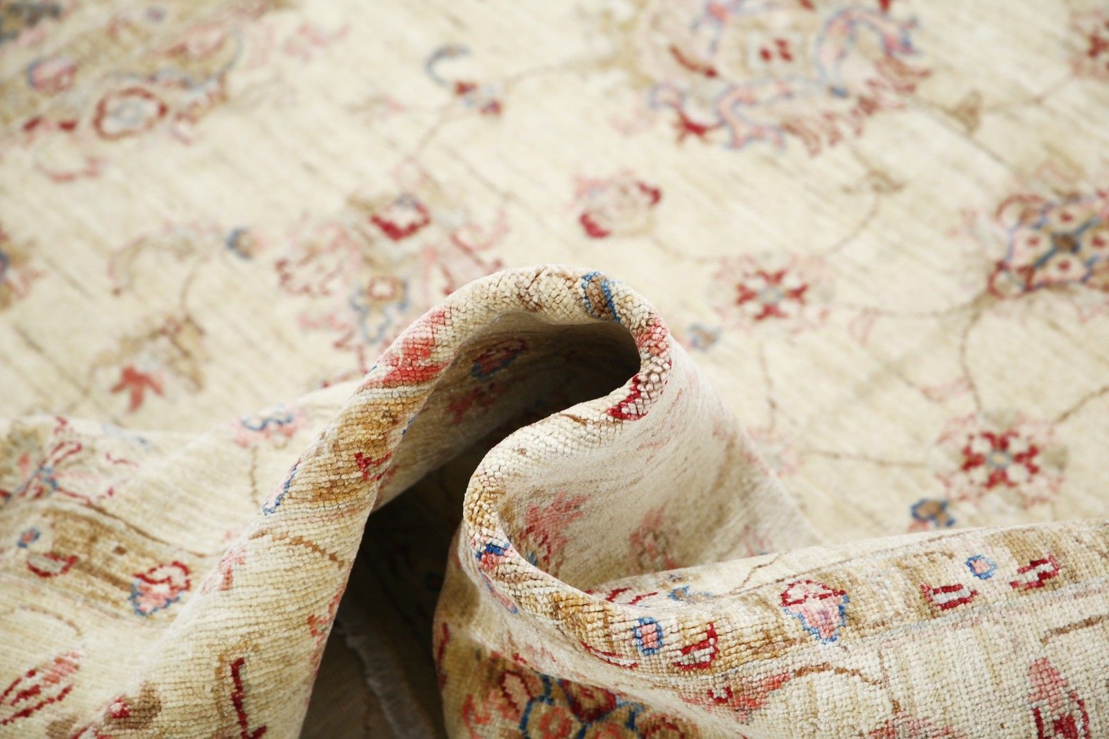Tapis Oushak en laine beige, noué à la main, motif floral sur fond uni, 1,71 x 2,39 m photo vinterior