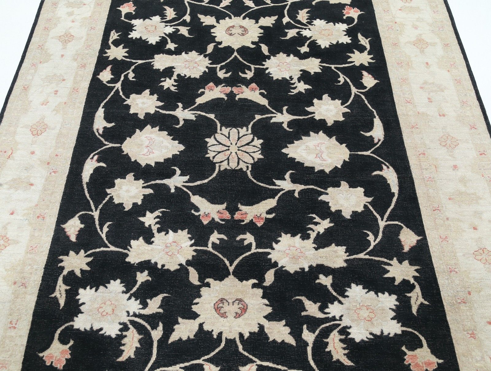 Handgeknoopt Bloemen Vloerkleed 171 x 244 cm met Zwart Veld en Beige Rand photo for sale
