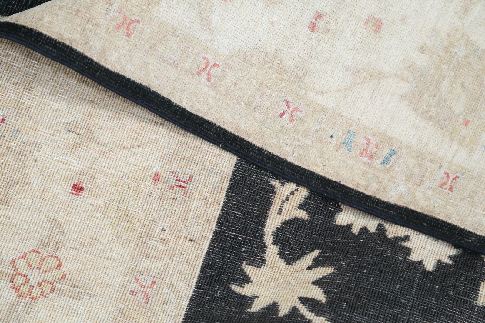 Handgeknoopt Bloemen Vloerkleed 171 x 244 cm met Zwart Veld en Beige Rand photo 2159.0