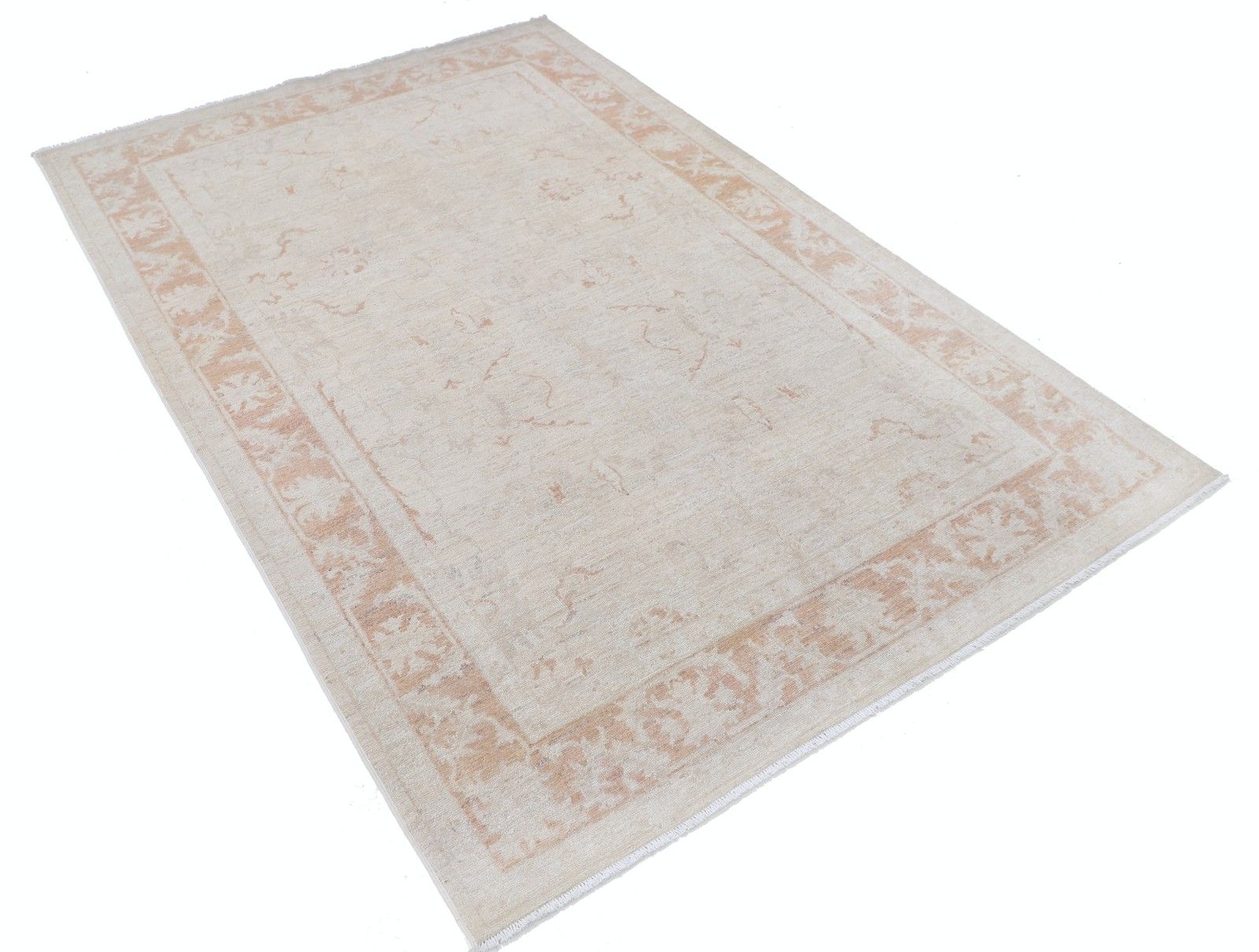 5x7,4 ft handgeknoopt vloerkleed met bloemmotief in beige. 100% wol photo furniture