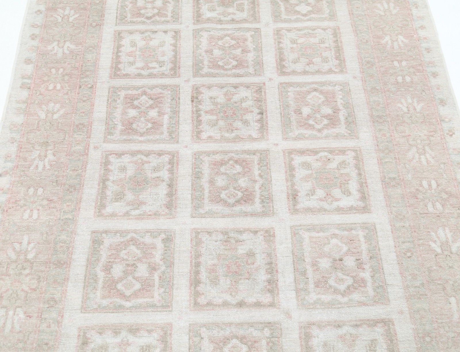 Tapis en laine noué à la main, motif à panneaux, rose poudré et ivoire - 120 x 173 cm photo for sale