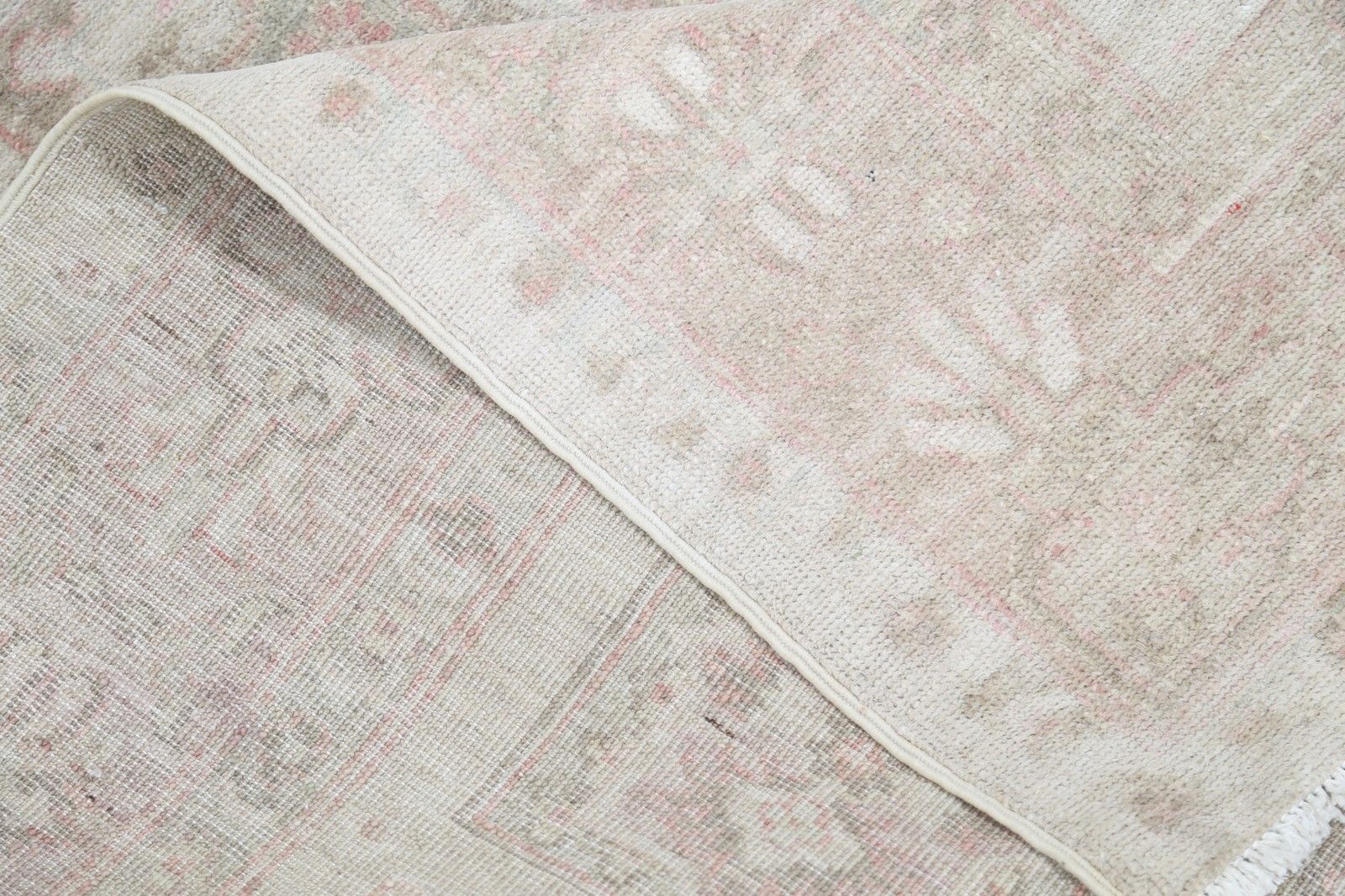 4x5,7 ft handgeknoopt wollen vloerkleed in roze en ivoor. Accentkleed met paneeldesign photo vinterior