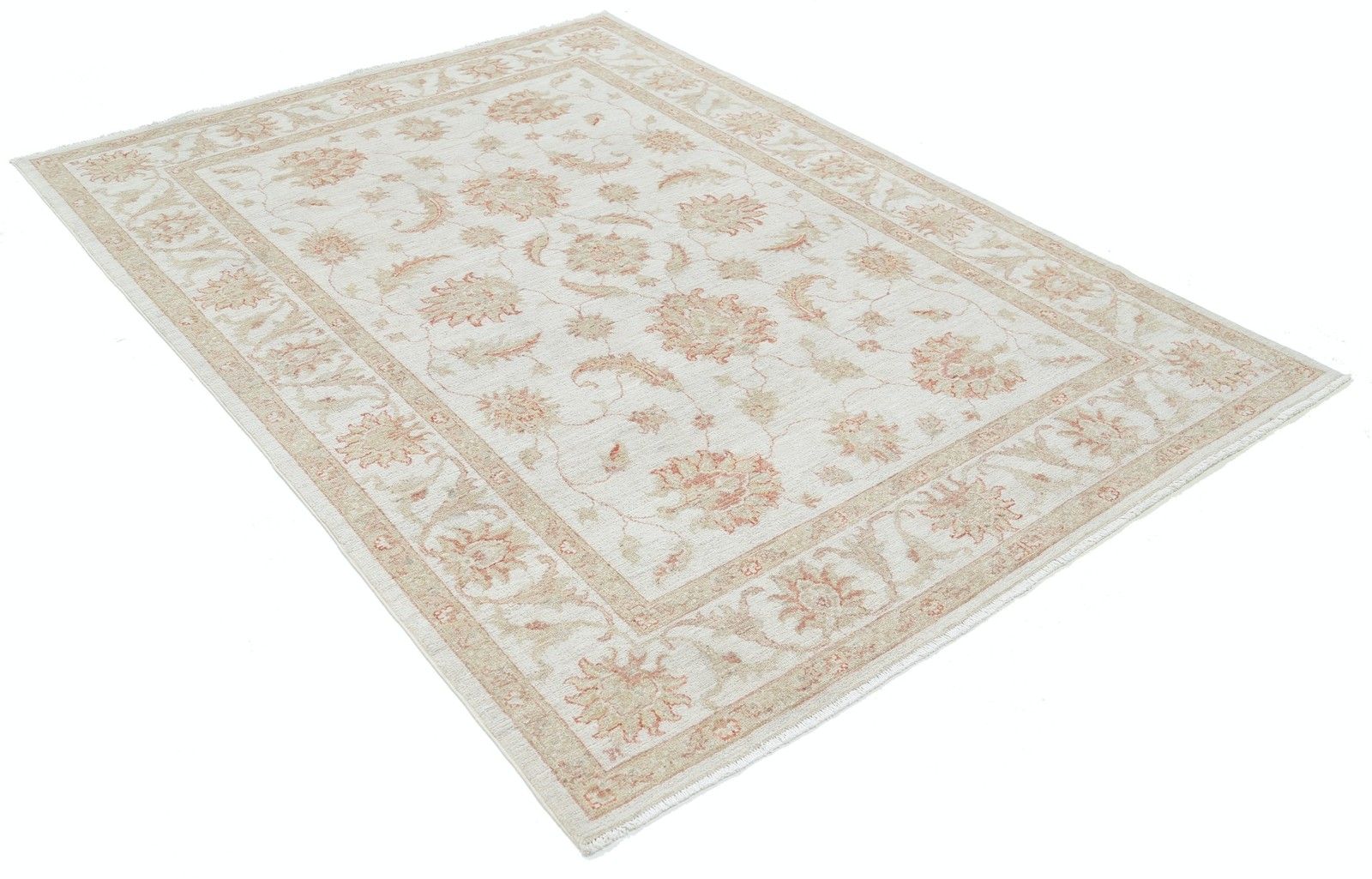 5,6x7,7 ft Handgeknoopt Beige Wollen Oushak Vloerkleed met Allover Bloemmotief photo furniture